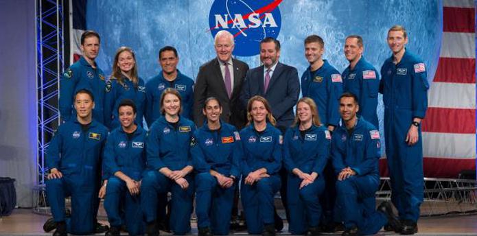 Grupo de astronautas que entraron a las filas de la NASA tras haber realizado un curso de entrenamiento de más de dos años para participar en futuros viajes espaciales, incluyendo misiones a la Estación Espacial Internacional (EEI), la Luna y Marte.  (EFE/ James Blair Nasa)