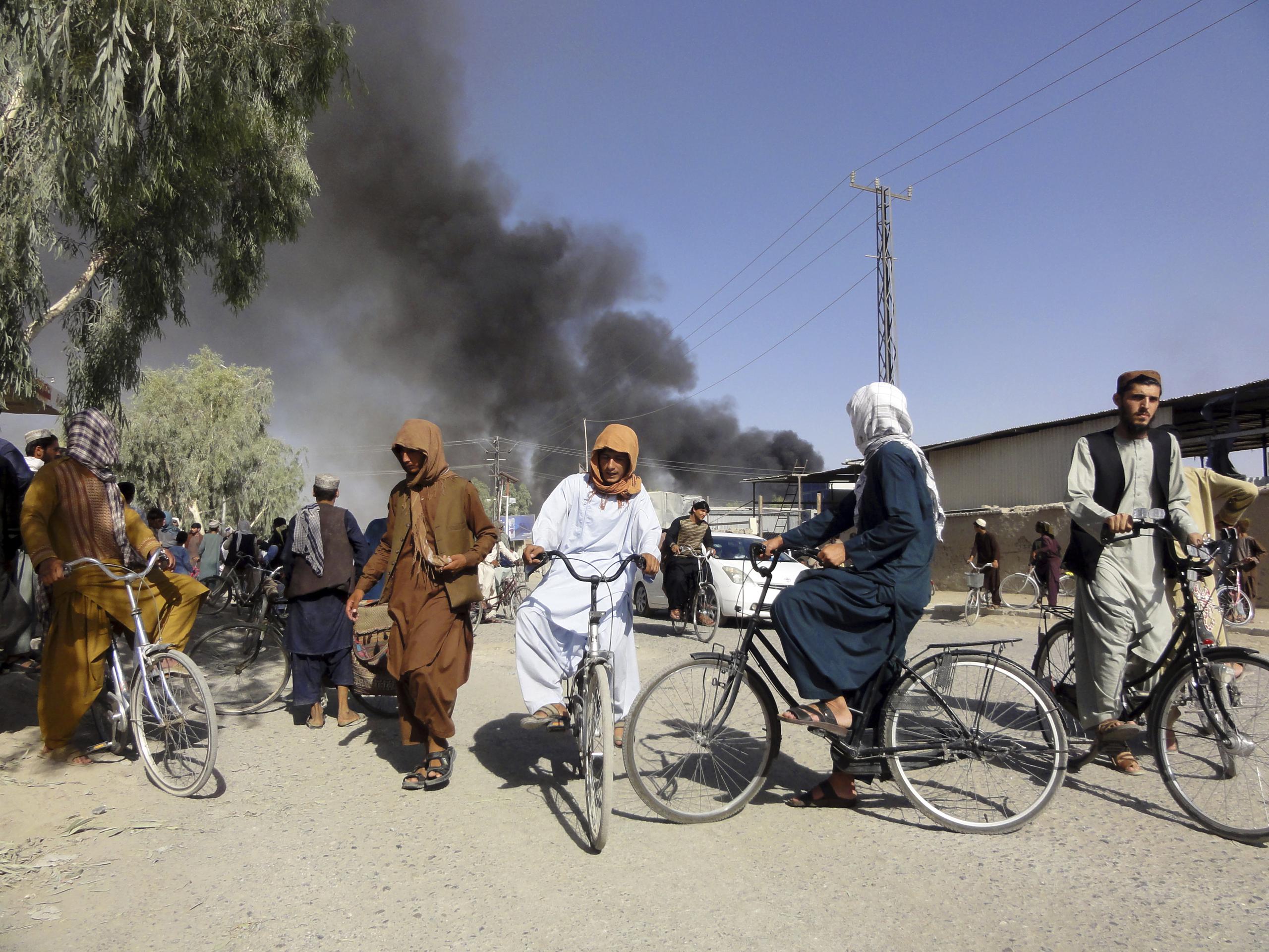 Los combates entre talibanes y fuerzas de seguridad afganas provocan una columna de humo en Kandahar, al suroeste de Kabul, Afganistán.