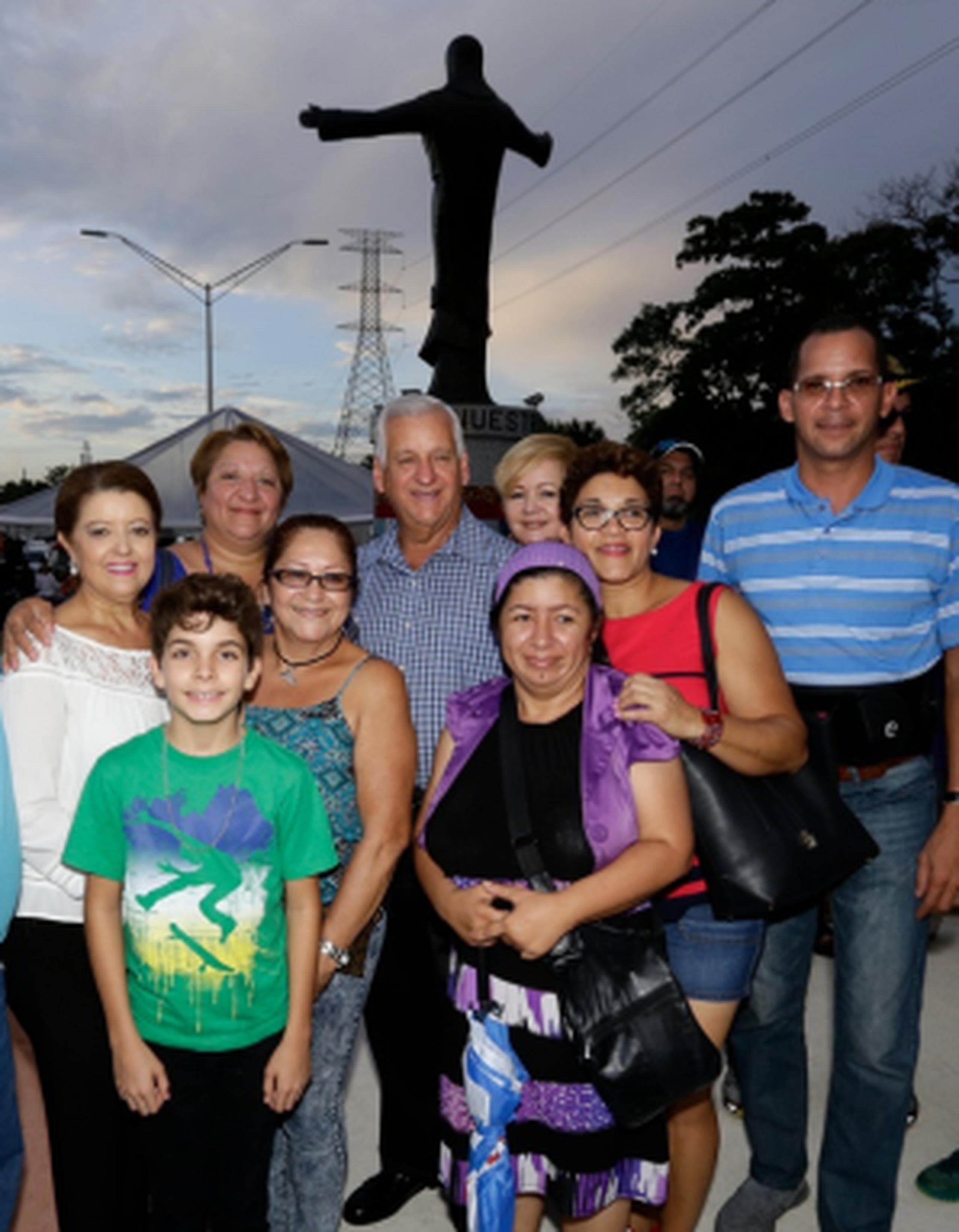 El alcalde con un grupo de personas de Guaynabo al momento de revelarse la estatua en octubre pasado. (Suministrada)