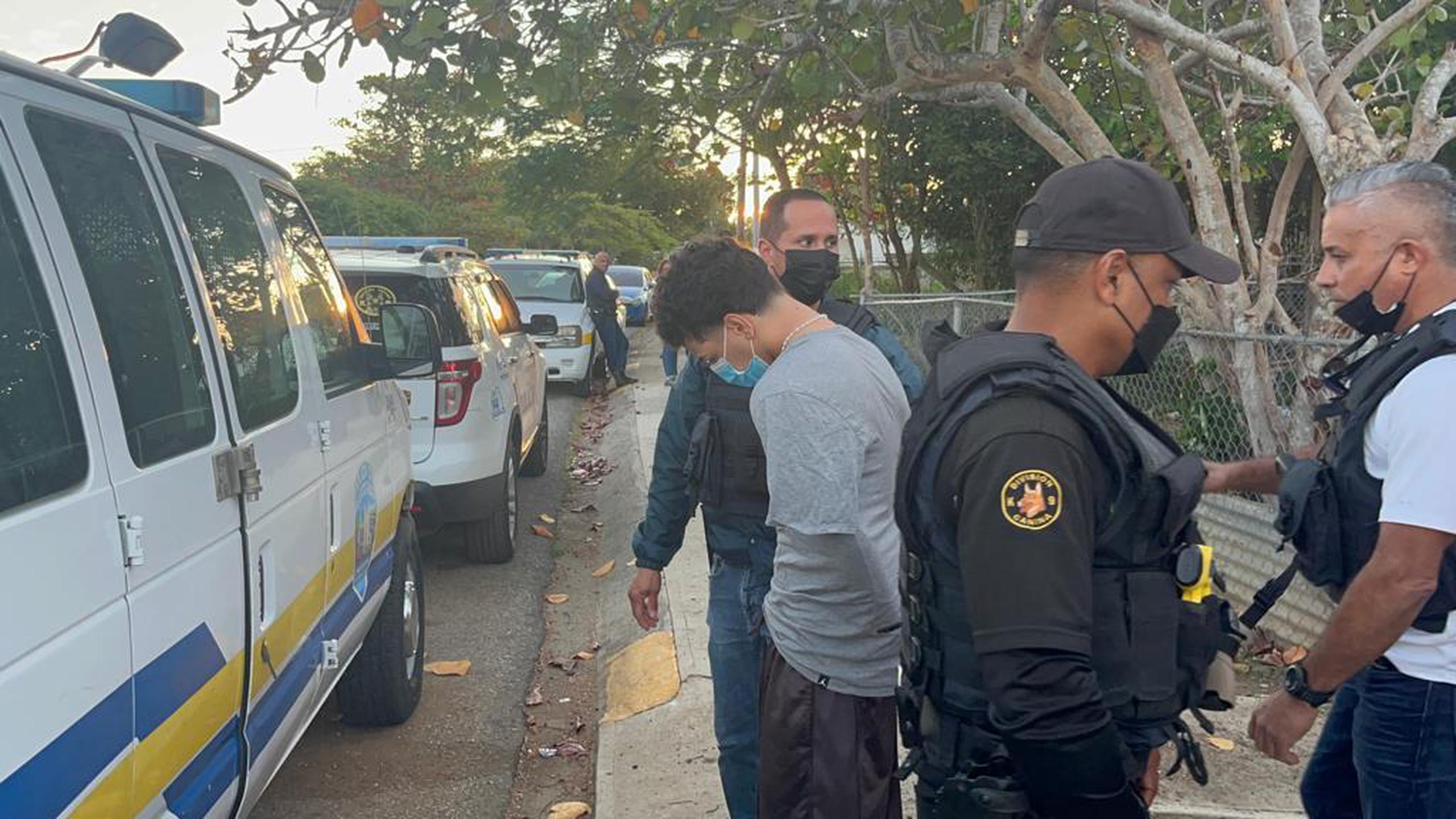 La División de Drogas y Narcóticos de Guayama diligenció una orden de allanamiento y arrestó a un joven que había sido reportado desaparecido por la posesión de un rifle.