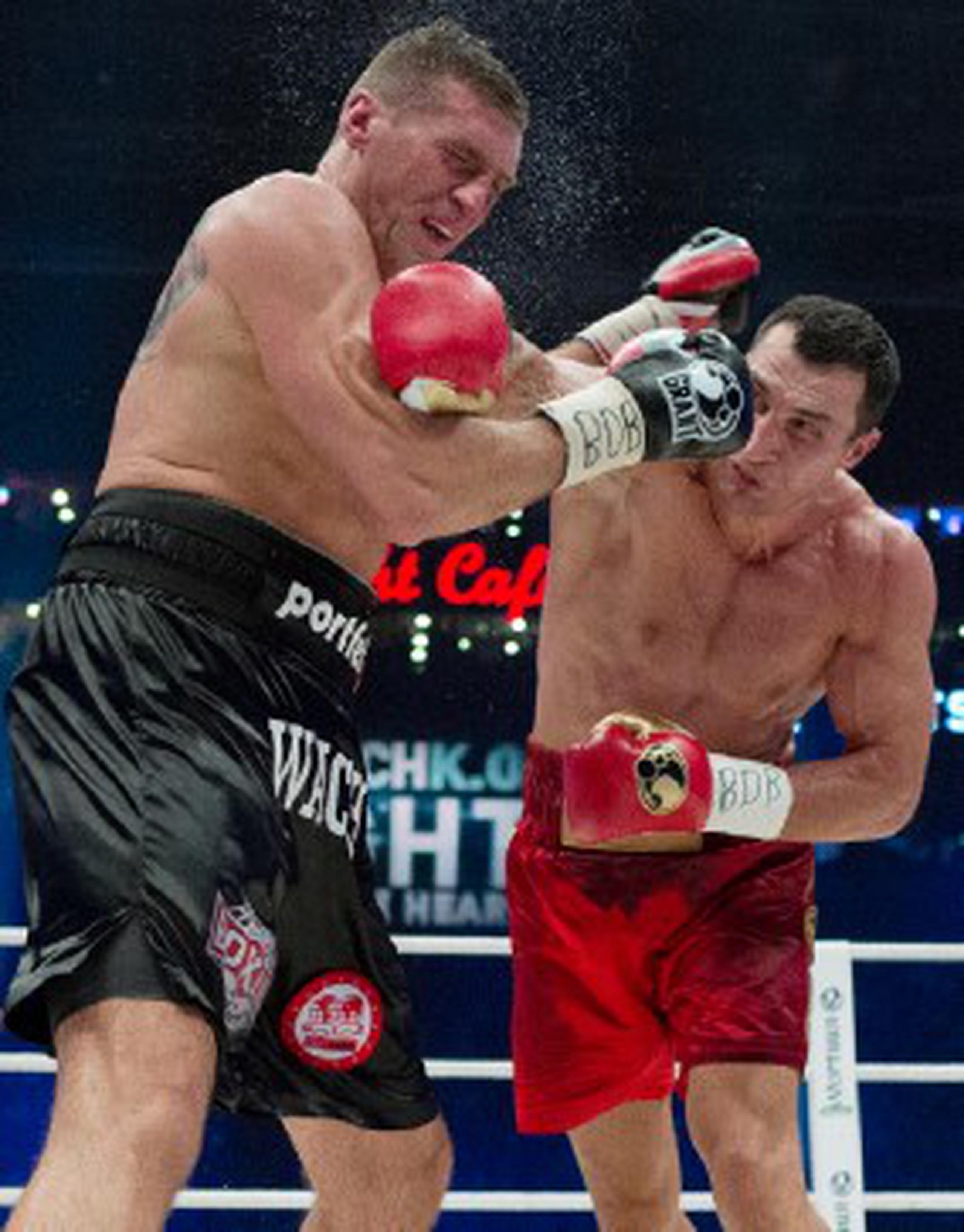 Wladimir Klitschko le conecta una fuerte derecha a Mariusz Wach durante su combate titular. (AP / Gero Breloer)