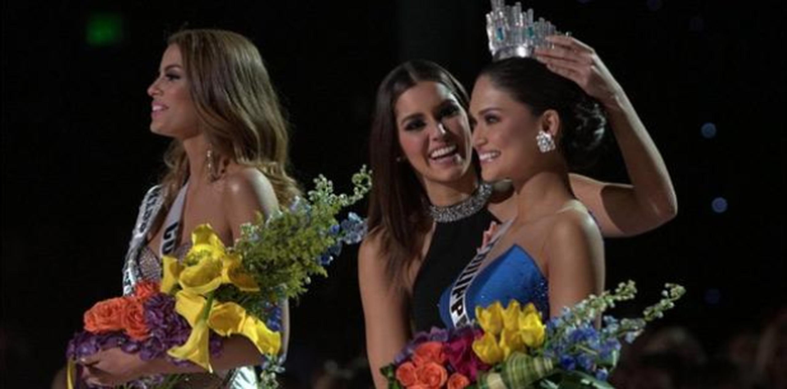 Paulina Vega coloca la corona a la filipina Pia Wurtzbach tras quitársela a la colombiana Ariadna Gutiérrez. (Archivo)