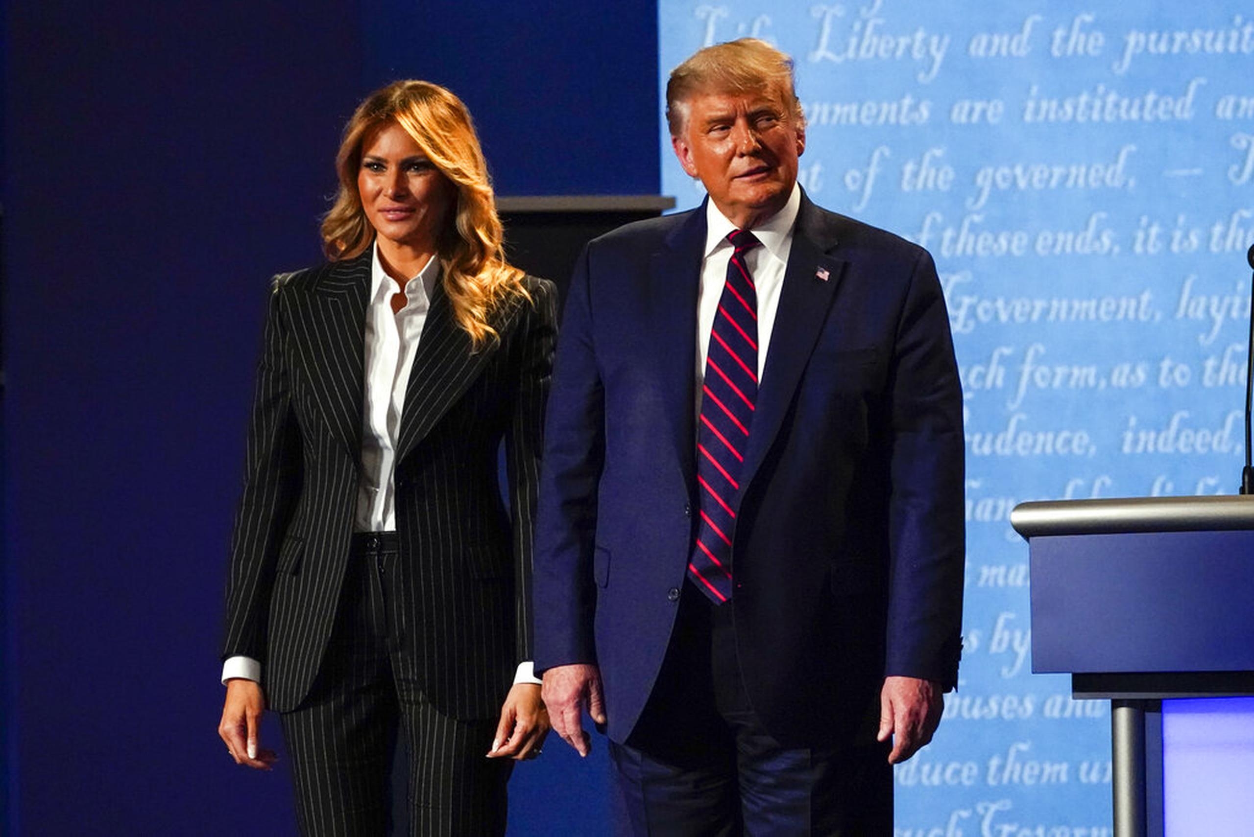 El presidente de Estados Unidos, Donald Trump, en el escenario junto a la primera dama, Melania Trump, tras el primer debate presidencial con el candidato demócrata a la Casa Blanca, el exvicepresidente Joe Biden.