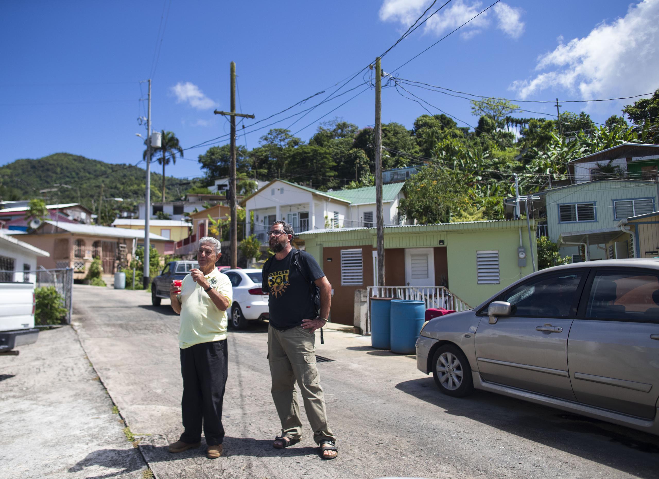 Alexis Massol, junto a su hijo, Alexis, expresó que lo que empezó como un "proyecto pretencioso" que empezó con cinco paneles en 1999 para "romper la dependencia económica" ahora tomó vida con la "insurrección energética" que la isla enfrenta desde el paso del huracán María.