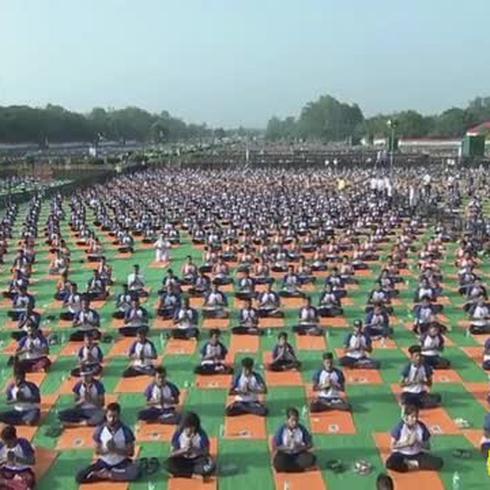 ¡Qué impresionante! 50,000 indios hacen yoga al mismo tiempo
