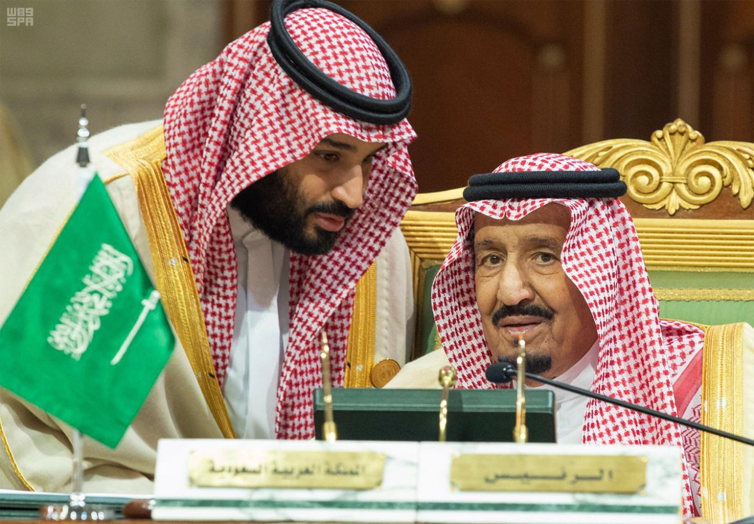 El gobierno del rey Salman (a la derecha en la foto junto a su hijo, el príncipe Mohammed bin Salman) dijo que a los acusados se "les garantizó plenos derechos bajo la ley saudí".