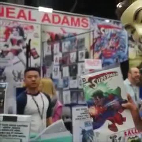 Famoso actor se esconde detrás de una máscara en Comic Con