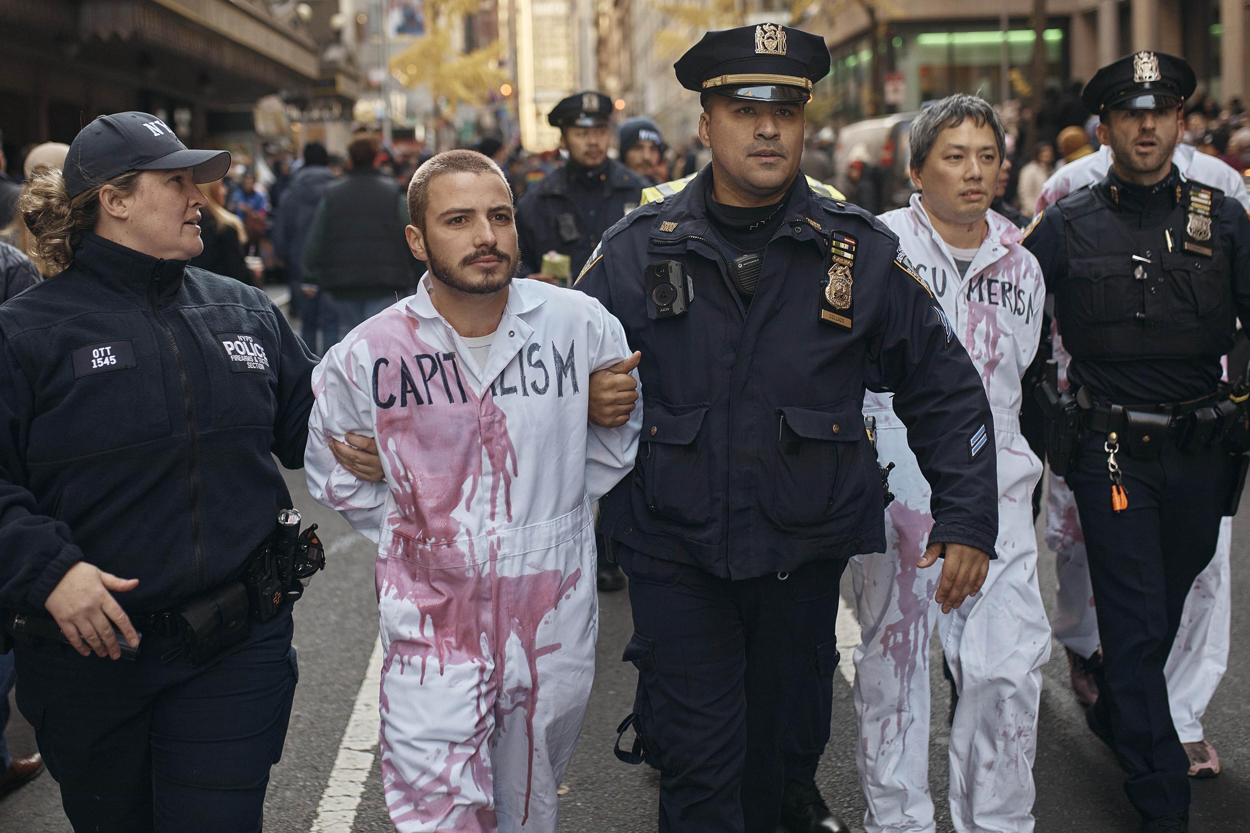 Arrestan a manifestantes propalestinos durante el desfile del Día de Acción de Gracias, jueves 23 de noviembre de 2023, en Nueva York. (AP Foto/Andres Kudacki)