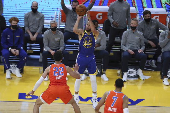 Stephen Curry está a 141 triples de la marca para la NBA, lo que suena muchos, pero no así para el certero Curry.