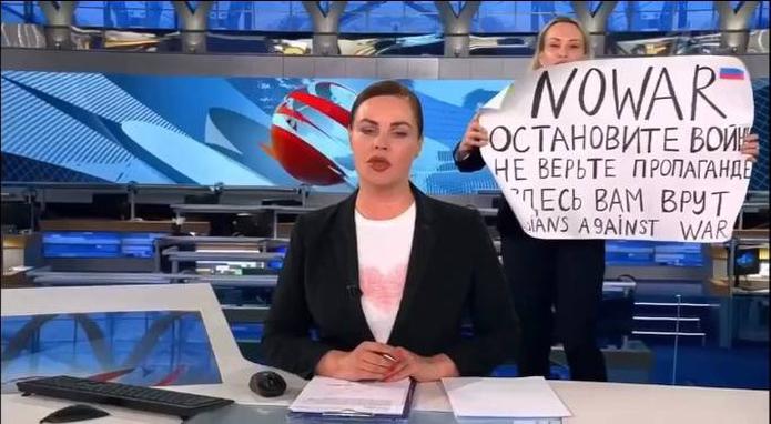 Momento en el que Marina Ovsyannikova interrumpió la transmisión del principal canal de televisión en Rusia para expresar su rechazo a la invasión en Ucrania.