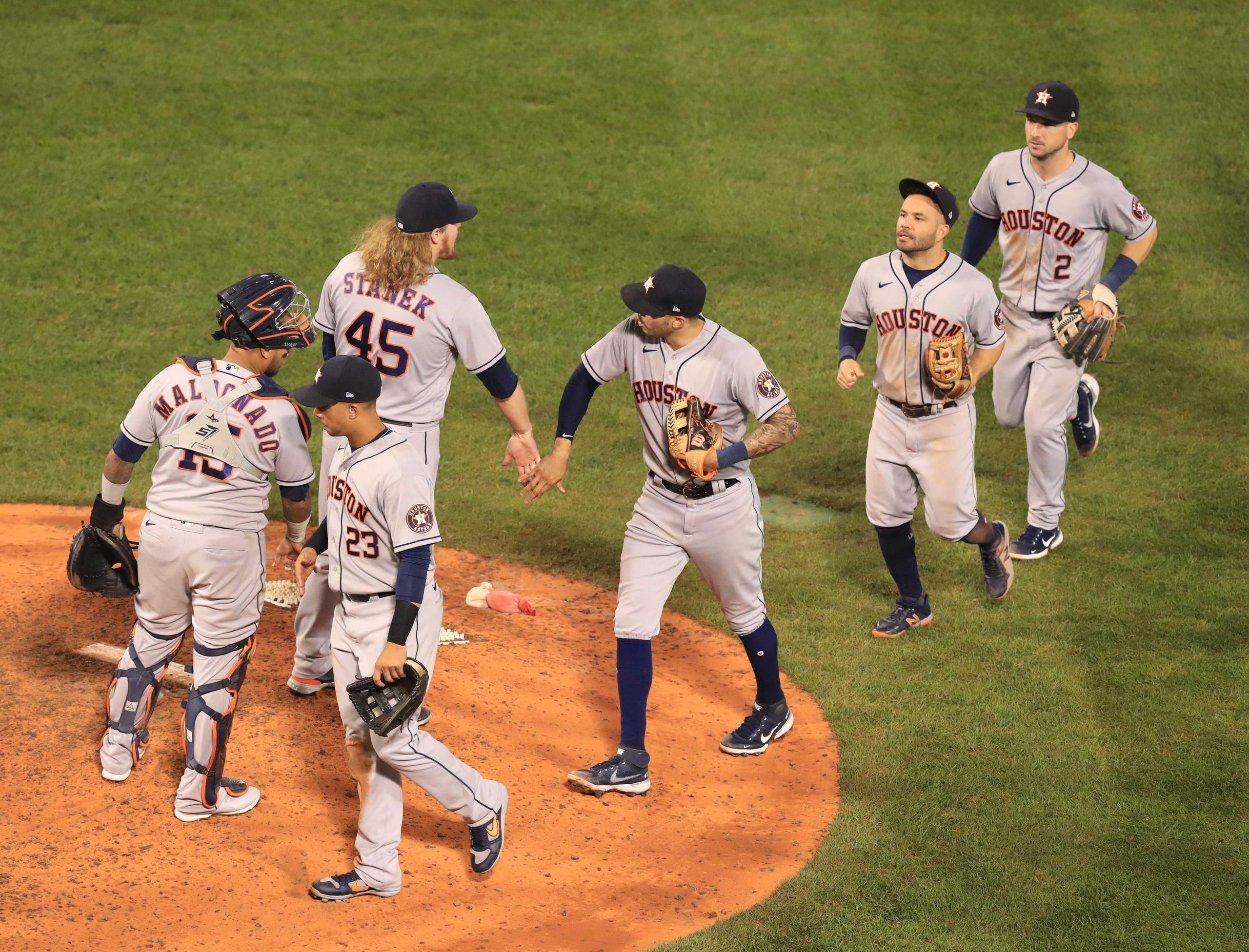 Los jugadores de los Astros celebran tras derrotar a los Red Sox en el quinto partido de la Serie de Campeonato.