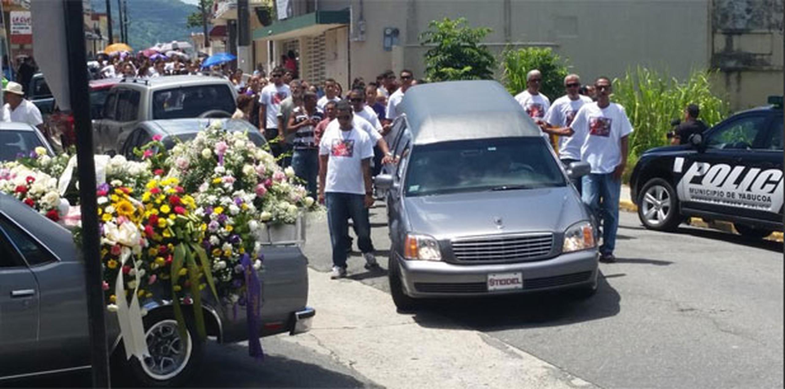 Compañeros universitarios y amigos de la infancia de la joven de 21 años acompañaron el féretro hasta el Cementerio Municipal de Yabucoa. (Twitter/Agustín Criollo)
