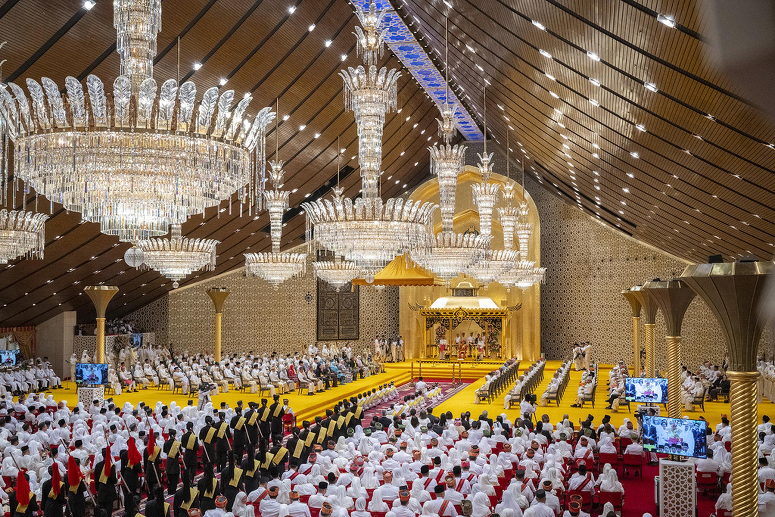 La ceremonia incluyó el recital de textos religiosos y abluciones de los asistentes, incluido el sultán Hassanal Bolkiah y otros miembros de la realeza, en el imponente palacio Istana Nurul Iman del pequeño y rico sultanato, que cuenta con vastos yacimientos de petróleo y gas.