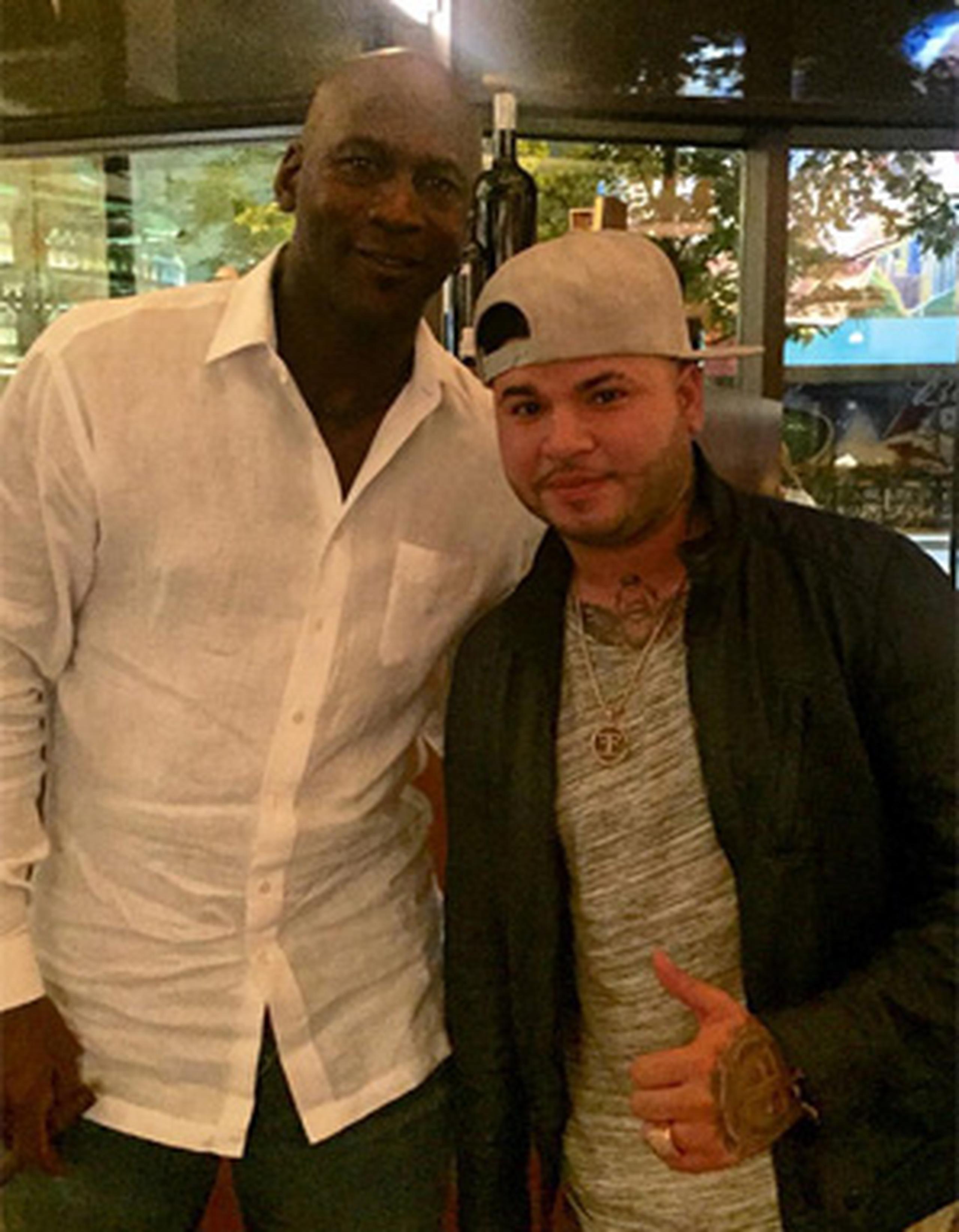 Farruko se tomó una foto con Jordan mientras andaba por Chicago. (Instagram)