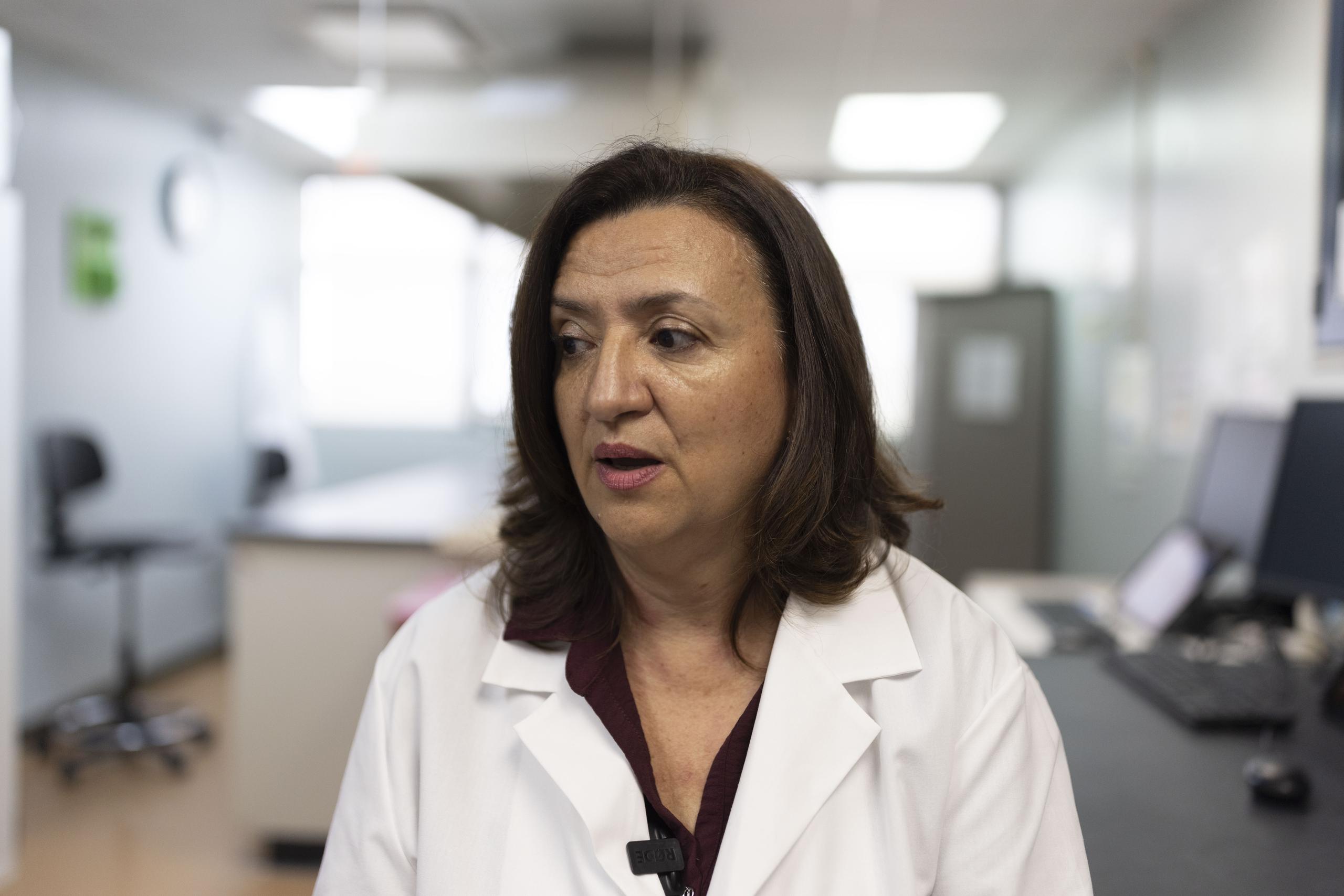 La doctora Jenny Acevedo dirige el Laboratorio de ADN (ácido desoxirribonucleico) de la agencia.