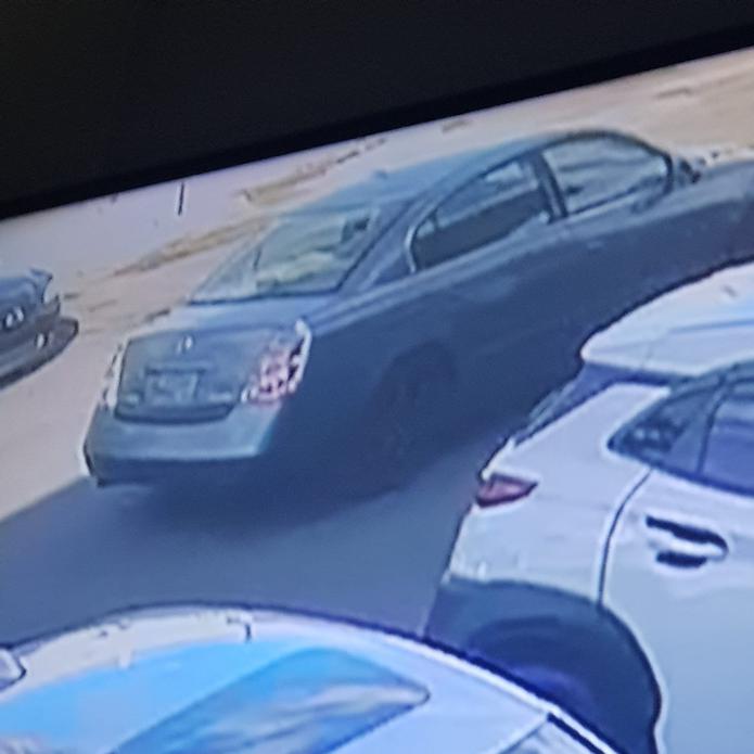 En este vehículo marca Nissan, huyó el sospechoso del robo de $6,000.00, de la bóveda de la farmacia Rey, en Gurabo. Si lo ha visto llame al (787) 343-2020.