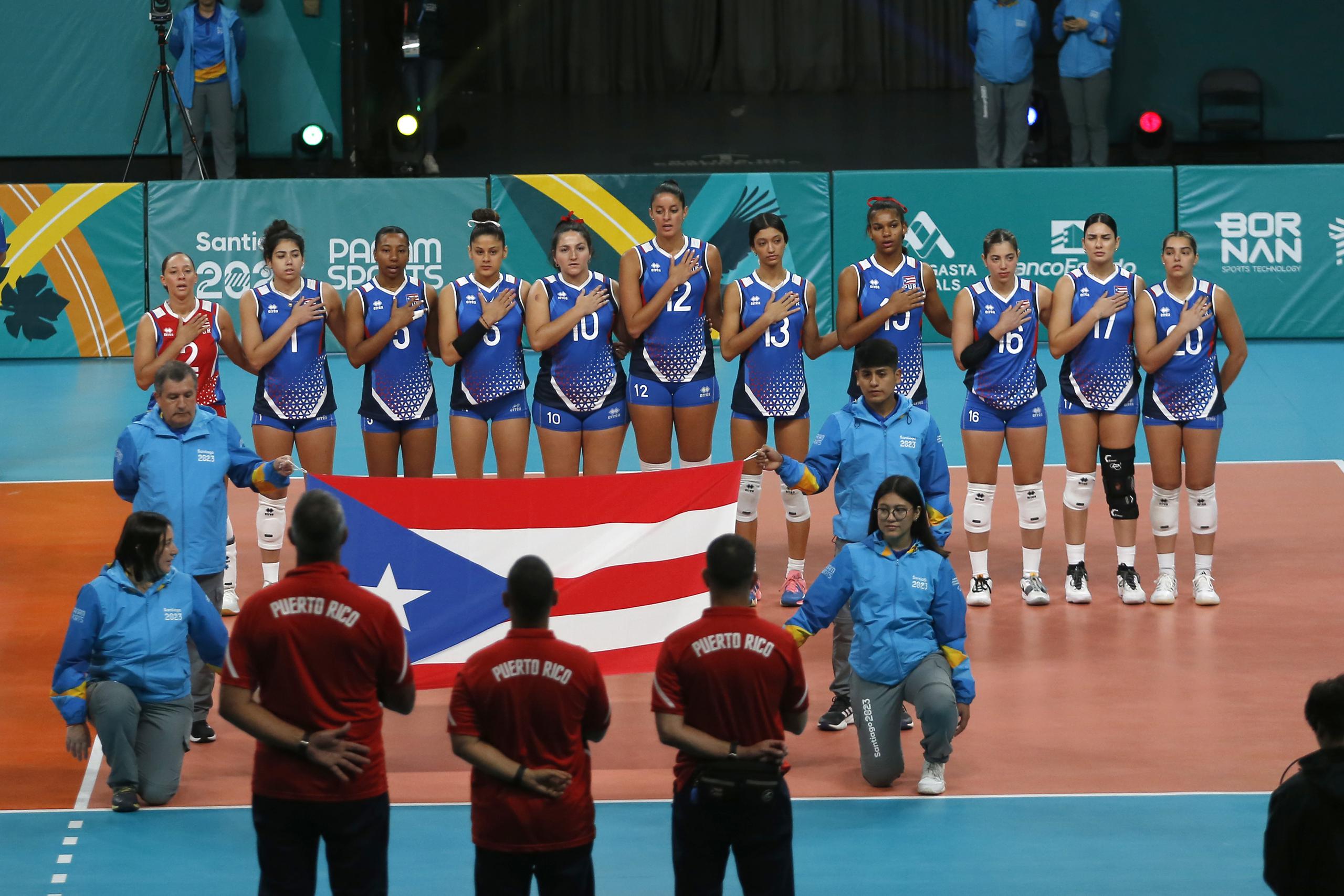 Las jugadoras de Puerto Rico escuchan el himno nacional previo al inicio de su partido ante Brasil.