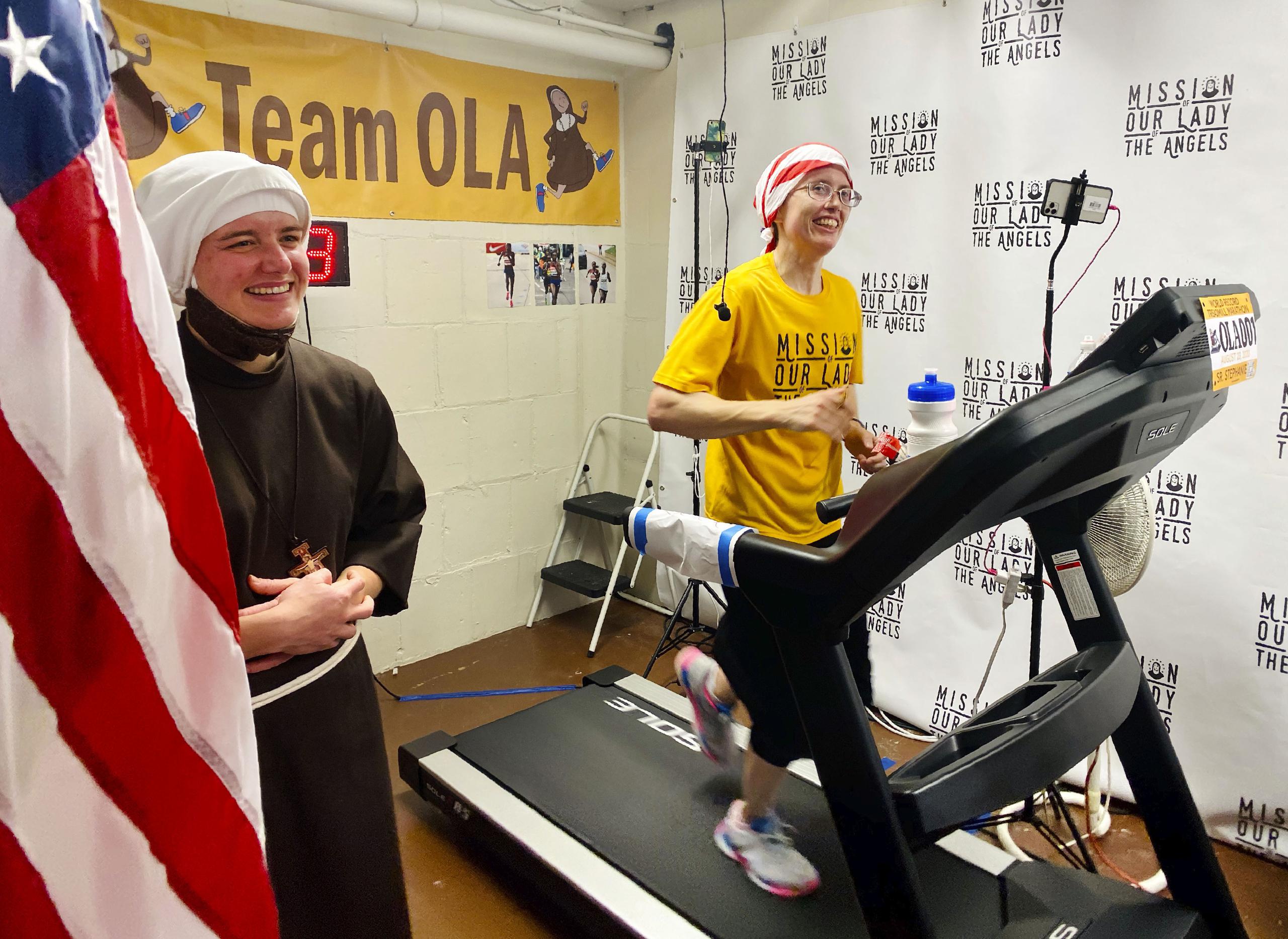 La monja Stephanie Baliga corre un maratón en una cinta en el sótano de la iglesia de Nuestra Señora de los Ángeles en Chicago.