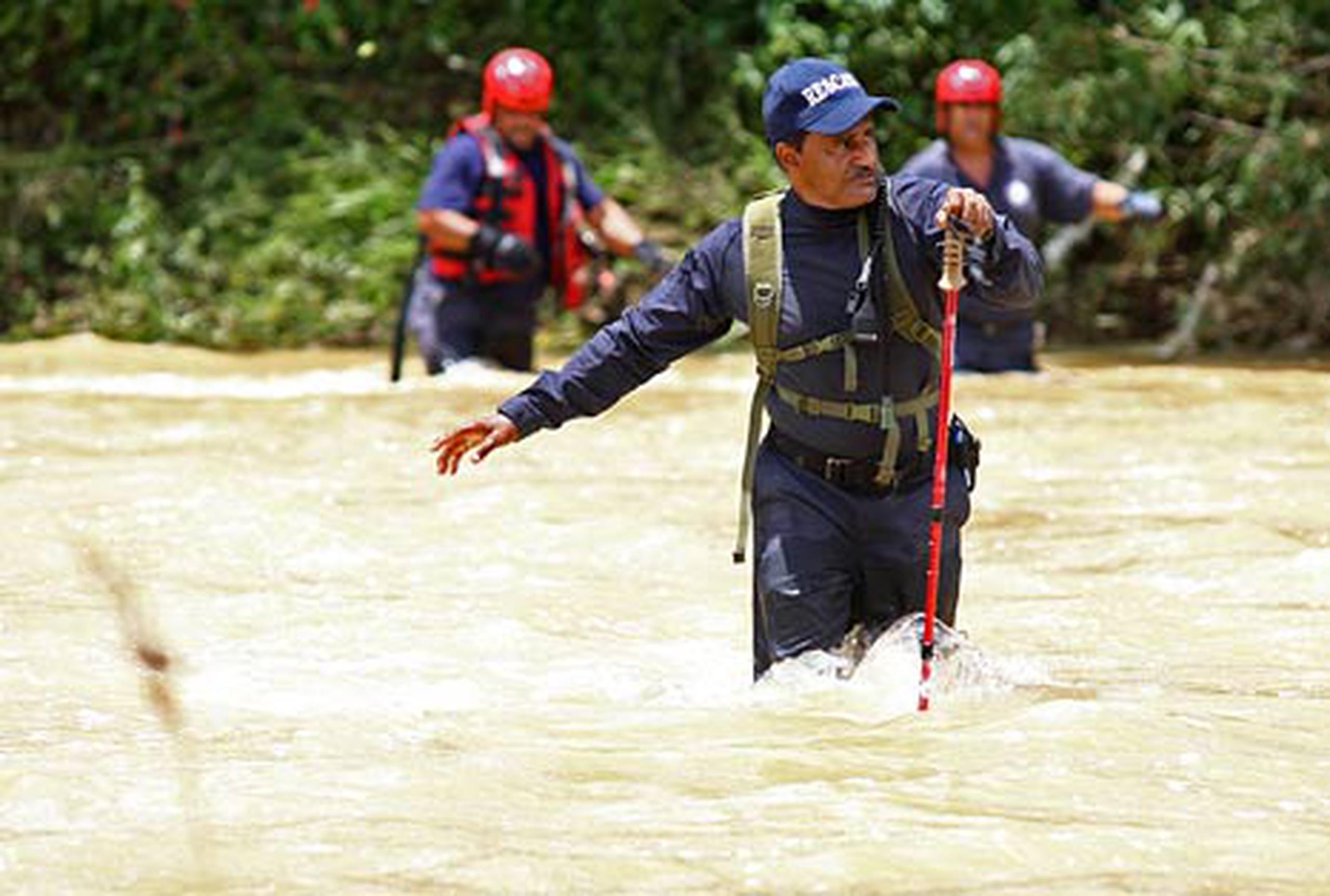 Personal de Manejo de Emergencias buscan a Carlos M. Marquez desaparecido en el Río La Plata. (Para PRIMERA HORA / Israel González)