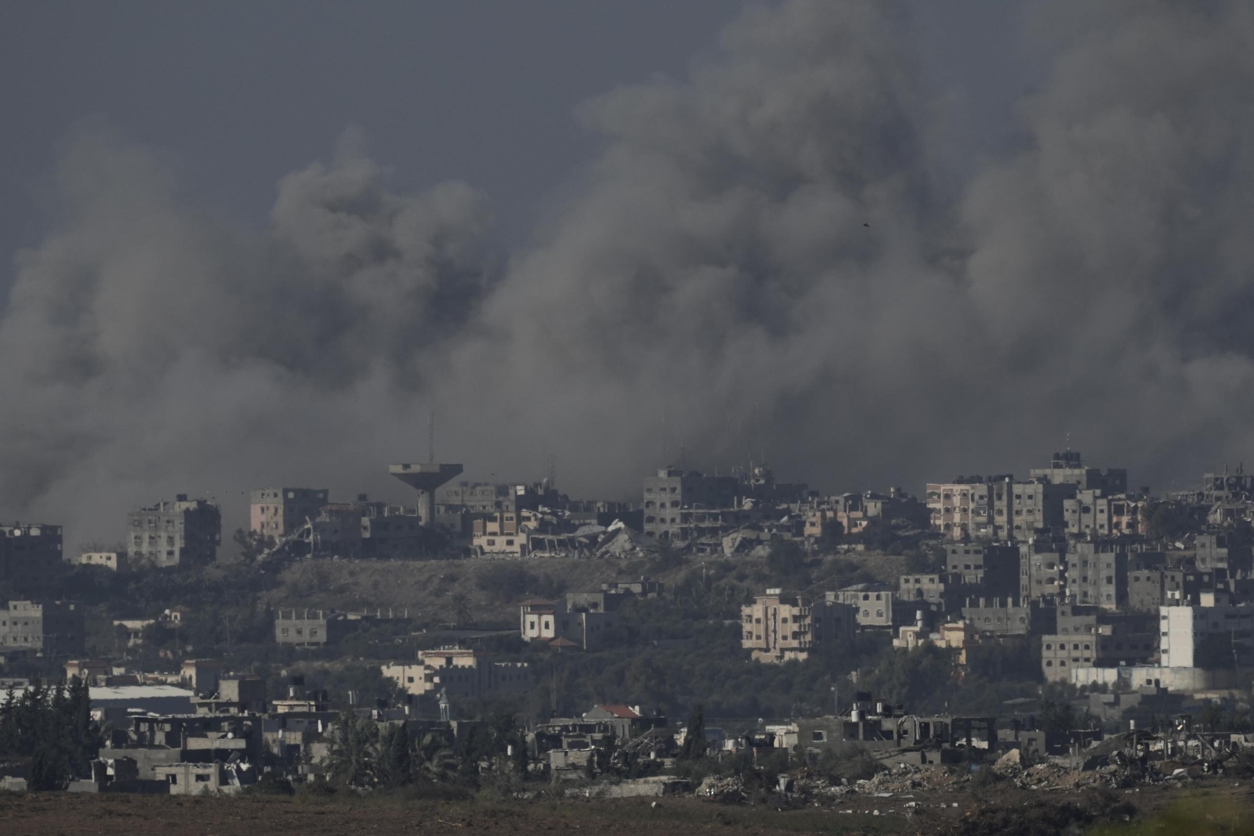 El humo se eleva desde la Franja de Gaza después de los ataques israelíes.