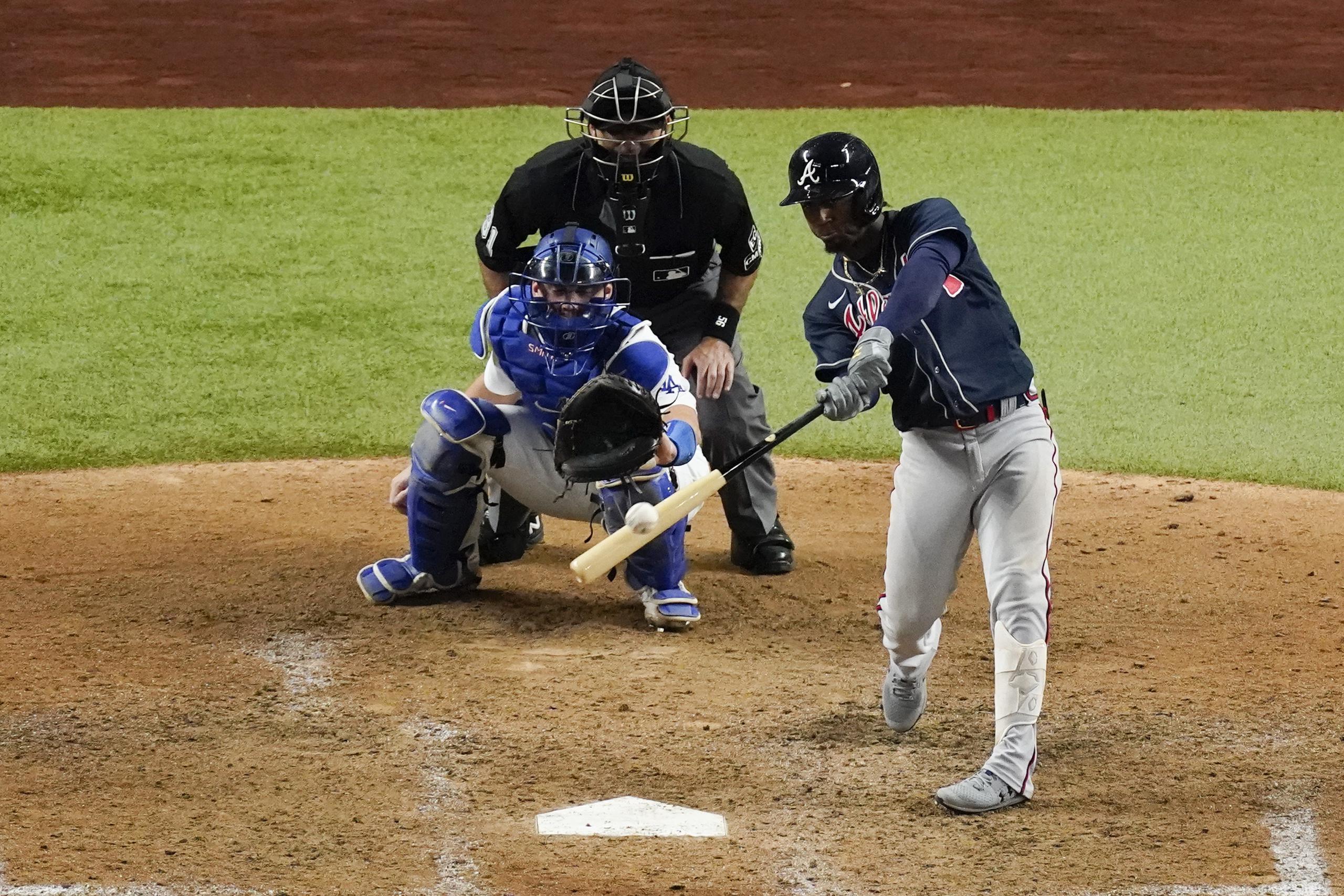 El momento en que Ozzie Albies conecta la pelota para un cuadrangular de dos carreras que le dio la ventaja definitiva 5-1 a sus Atlanta Braves sobre los Dodgers.