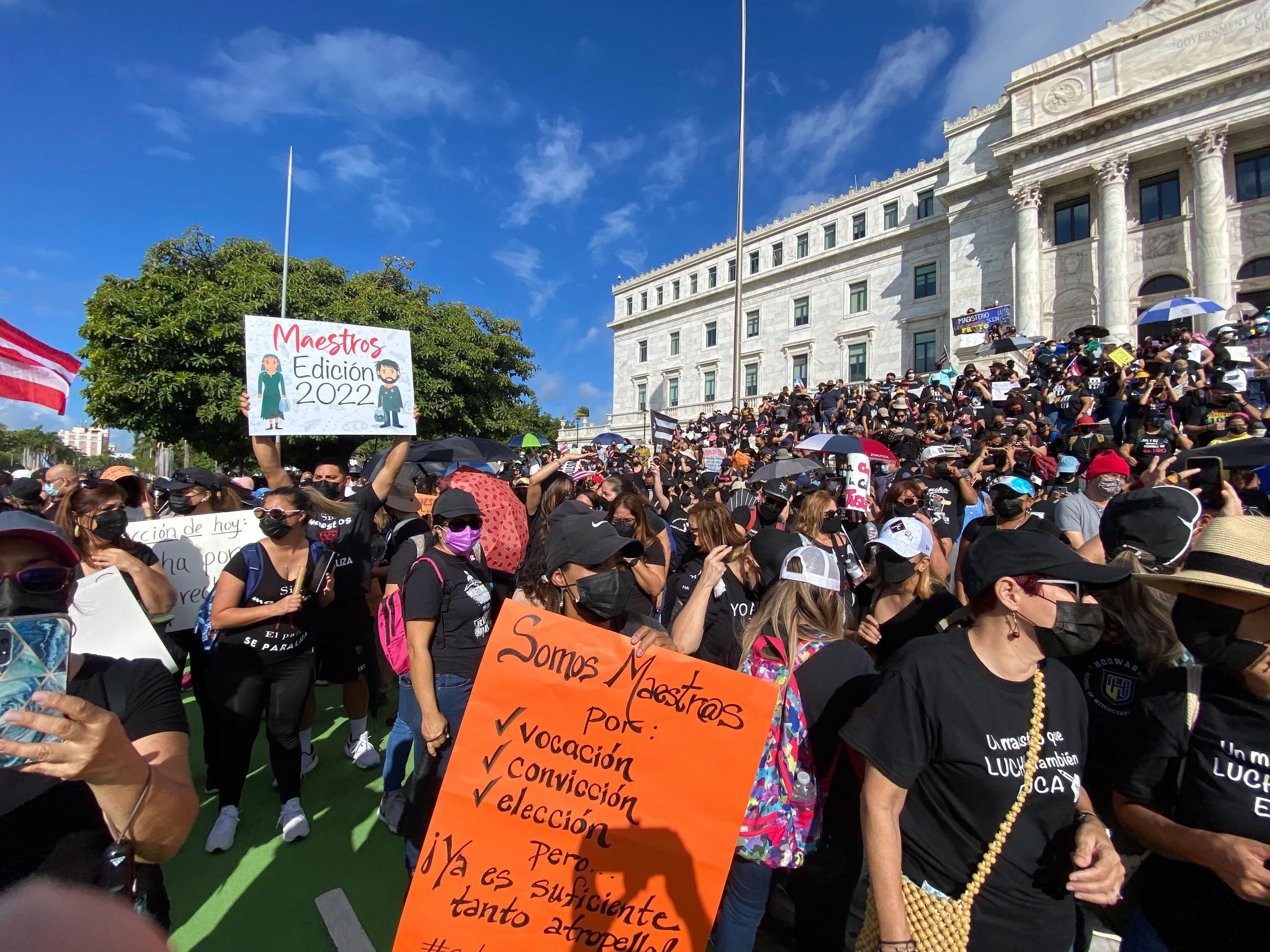 Cientos de maestros llegaron hasta el Capitolio para exigir un aumento en su salario y un retiro digno.