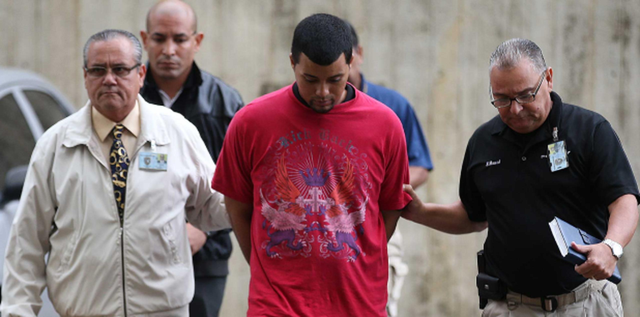 En la foto, Alex Manuel Rivera Ortiz, sospechoso de atropellar a la mujer en una gasolinera en Río Piedras, llega al Centro Judicial de San Juan, en Hato Rey.(jose.candelaria@gfrmedia.com)
