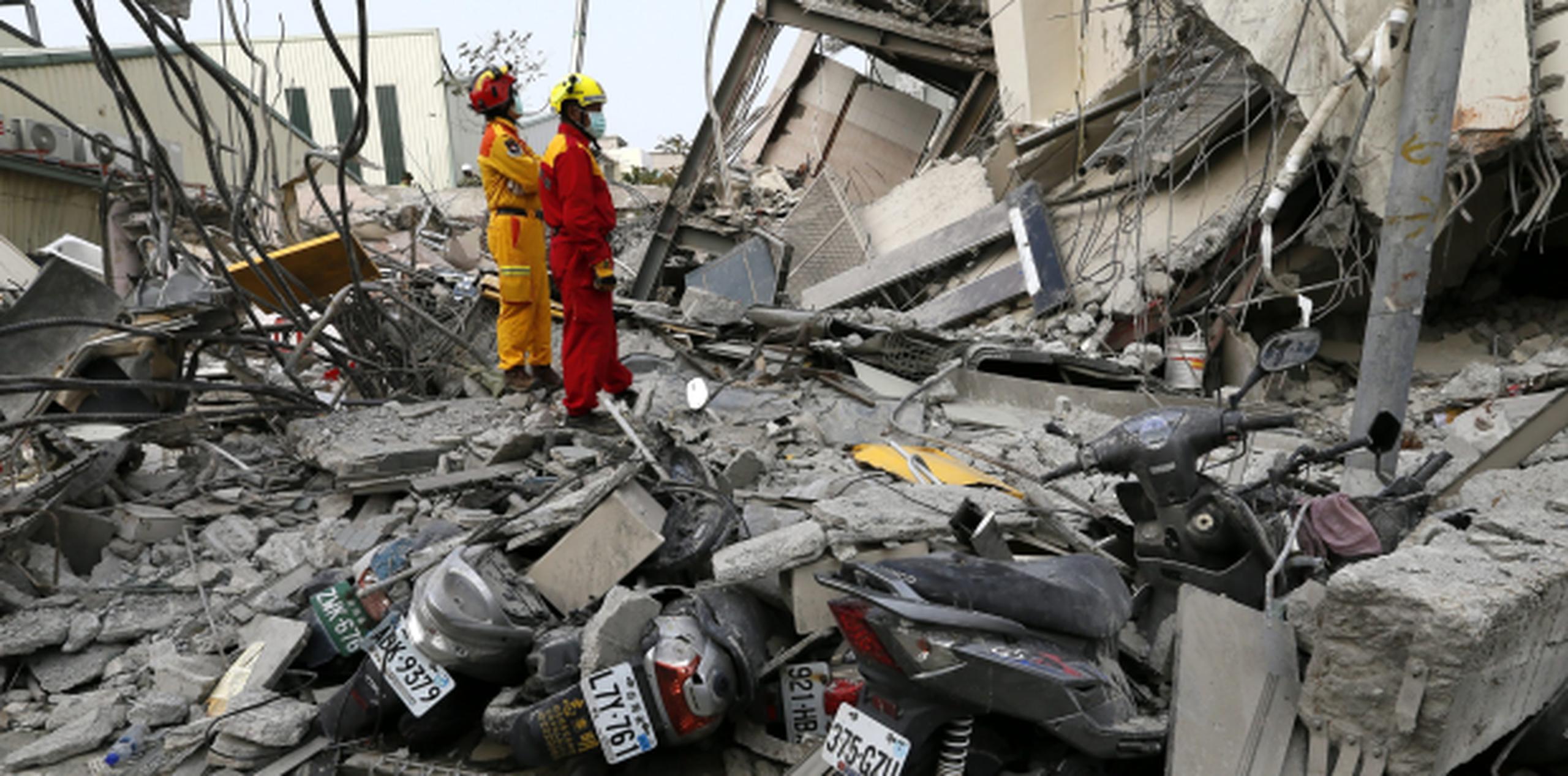 Once muertos y 300 rescatados son el saldo preliminar tras el terremoto de la madrugada de esta sábado en Taiwán. (AP)