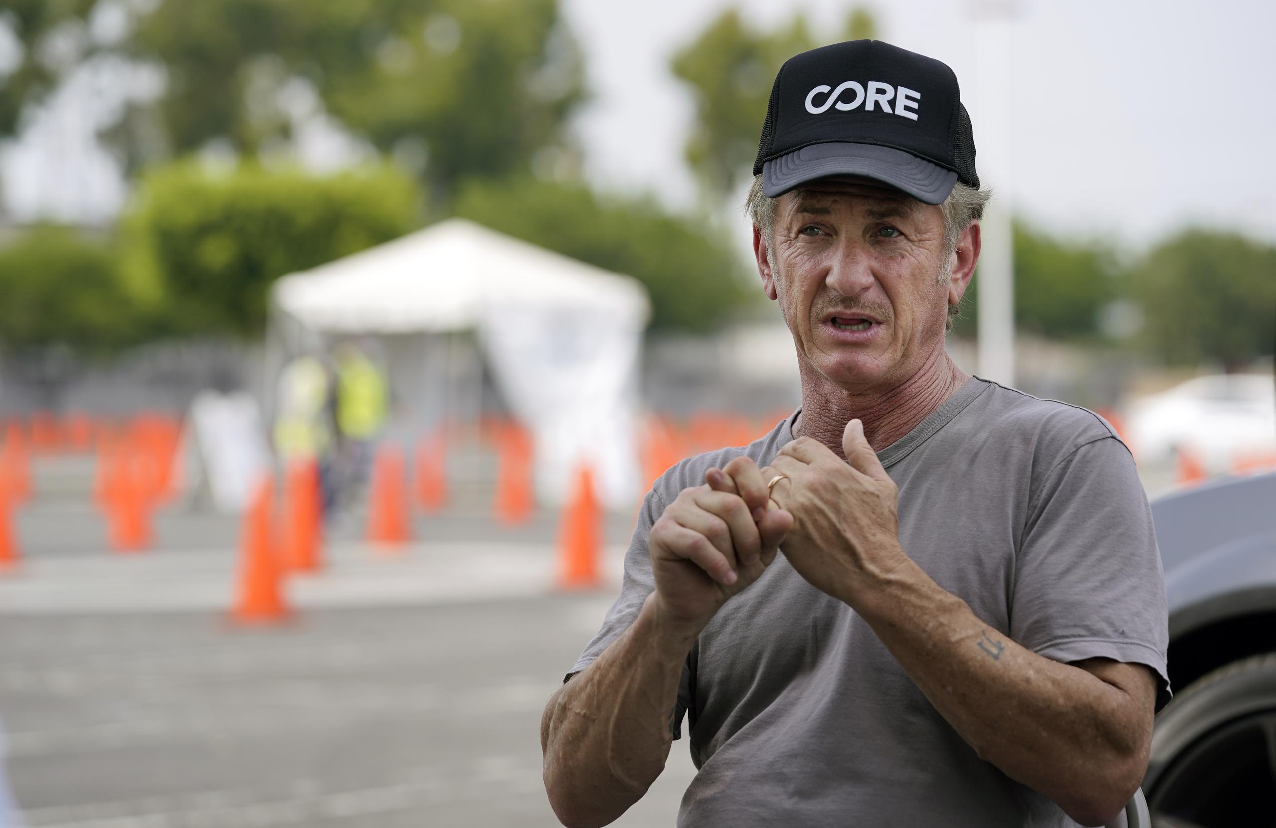 El actor Sean Penn, fundador de Community Organized Relief Effort (CORE), es entrevistado en un centro de pruebas de CORE en el Crenshaw Christian Center, en Los Angeles.