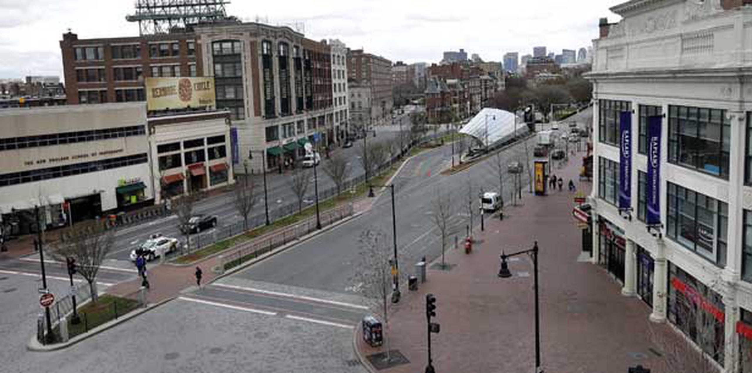 El área de Kenmore en Boston usualmente está repleta de personas pero se encuentra virtualmente desierta.  (AP/Elise Amendola)
