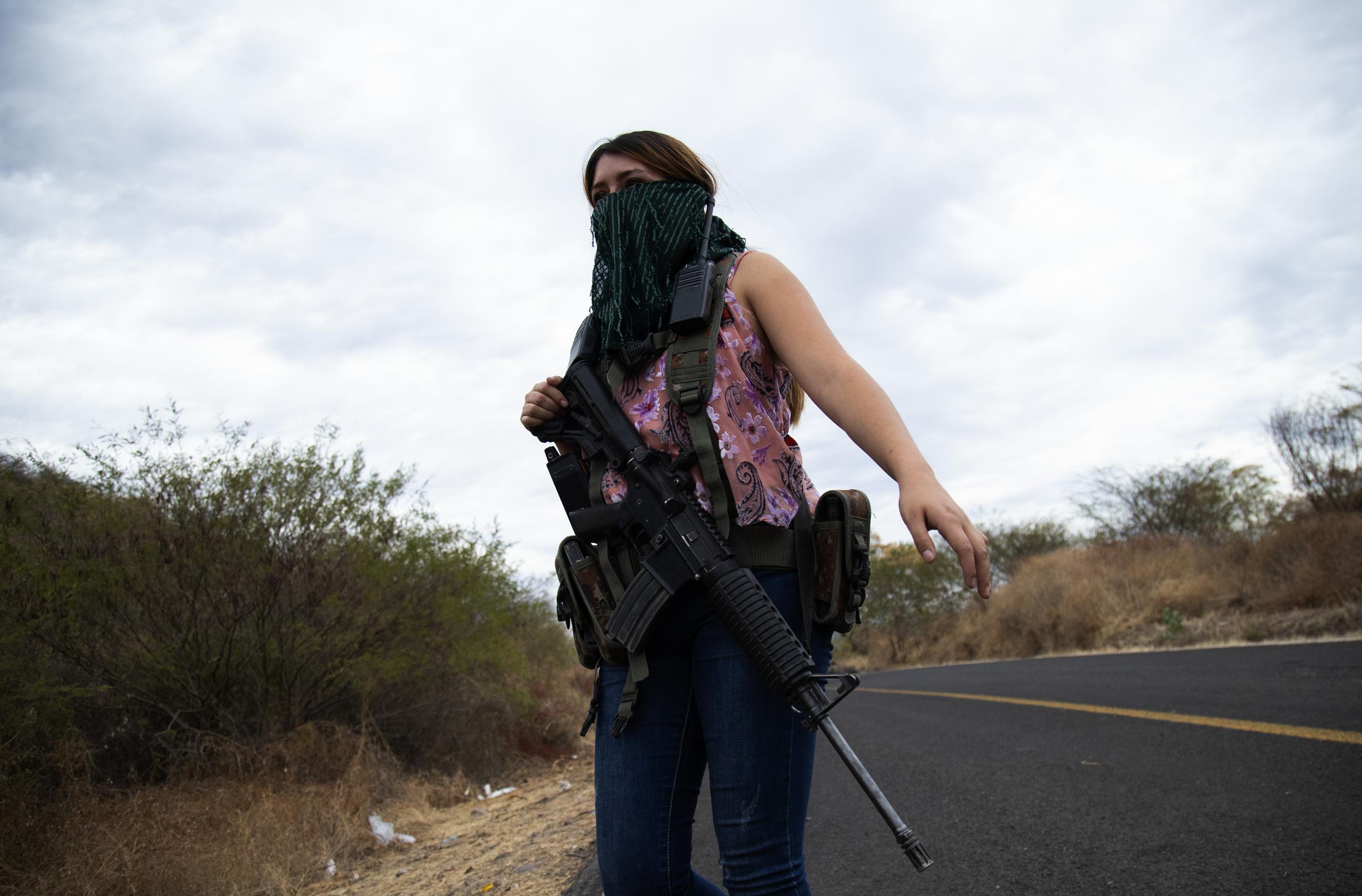 Una mujer armada vigila las afueras de El Terrero, en el estado de Michoacán, México.