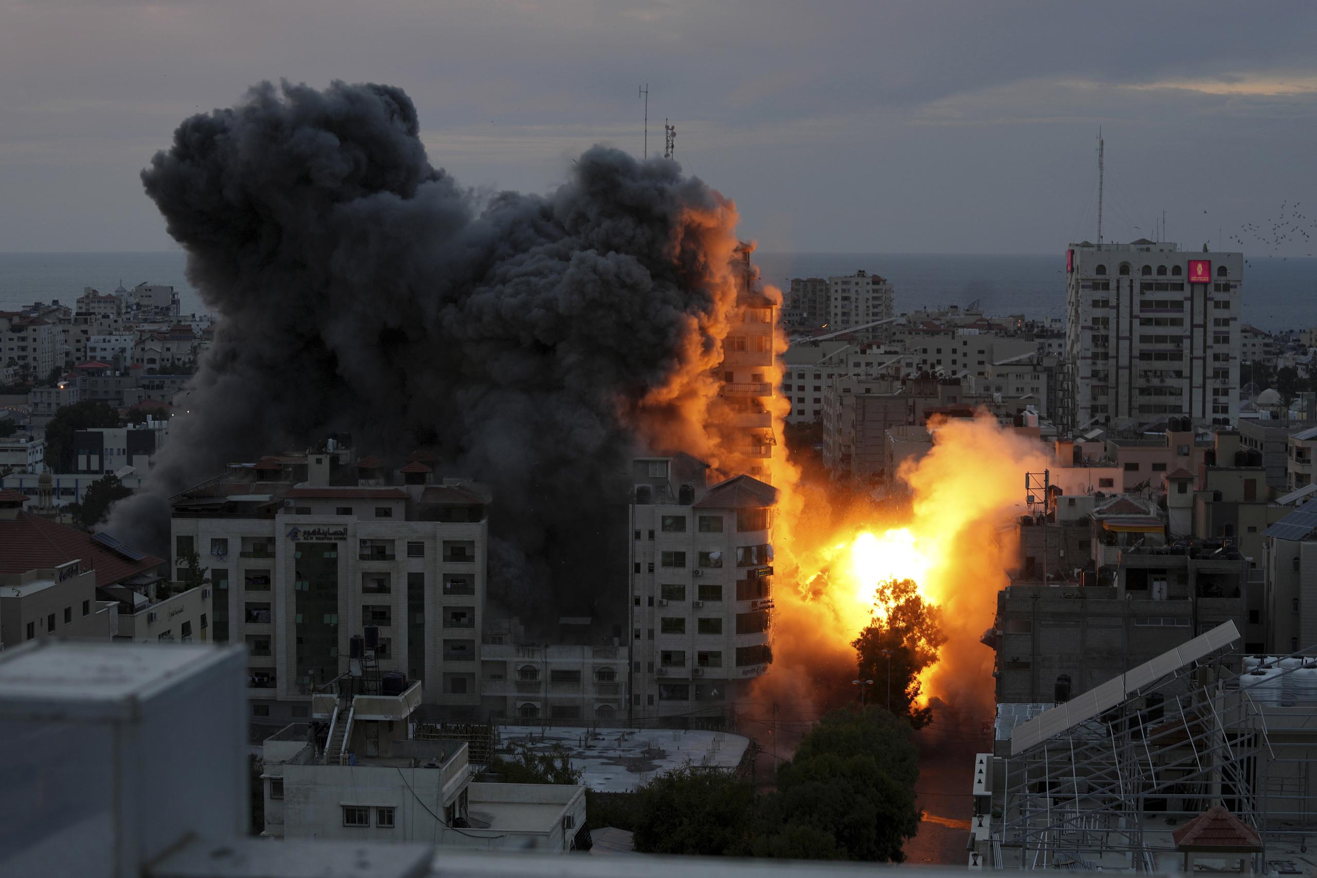Una bola de fuego y humo se eleva tras una explosión en una torre de apartamentos palestina tras un ataque aéreo israelí en la ciudad de Gaza, el sábado 7 de octubre de 2023.
