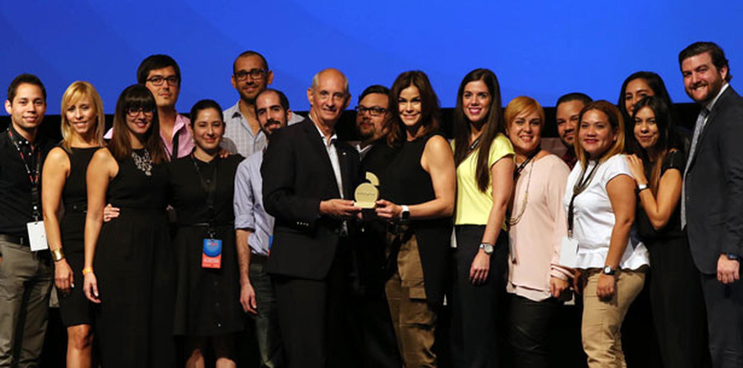 Loren Ferré Rangel, principal oficial de Audiencias de GFR Media, recibió el premio rodeada de su equipo. (david.villafane@gfrmedia.com)