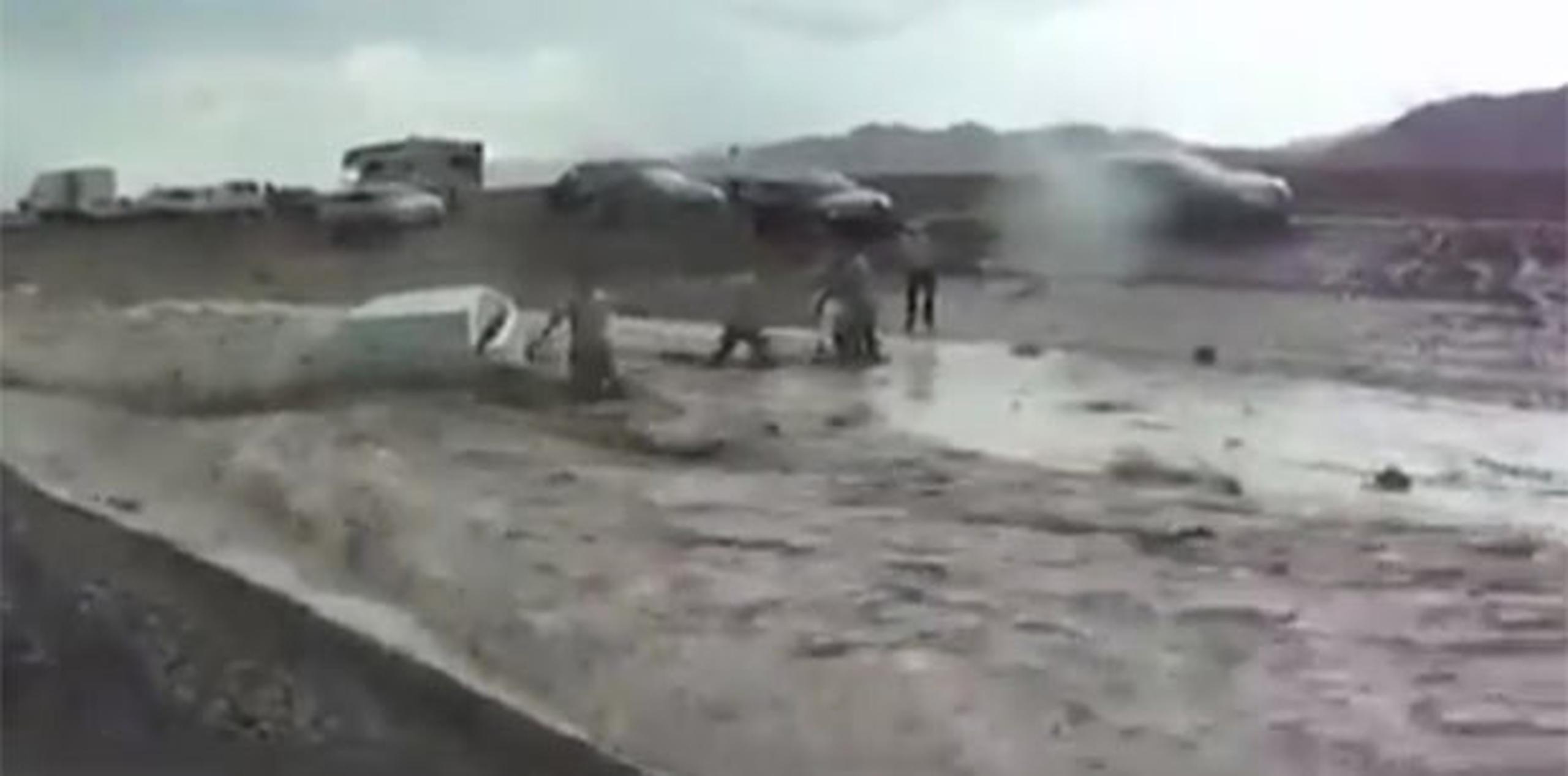 Personal de la Fuerza Aérea sacó a una anciana de un Prius segundos antes de que el vehículo fuera arrastrado. (YouTube)