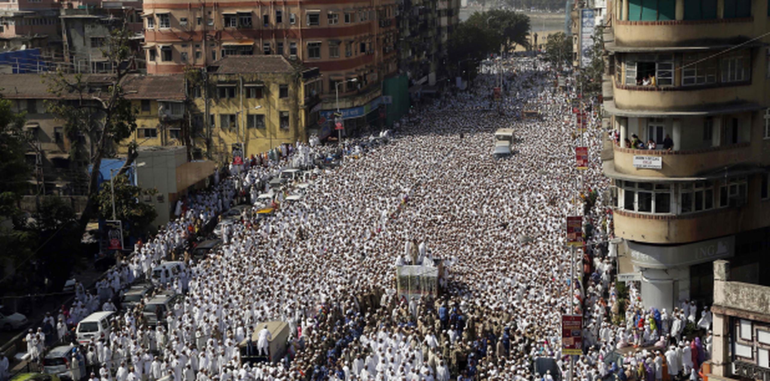 Las estaciones de televisión mostraron a decenas de miles de dolientes vestidos de blanco aglomerados en las calles de Malabar Hill, un vecindario del sur de Mumbai. (AP)