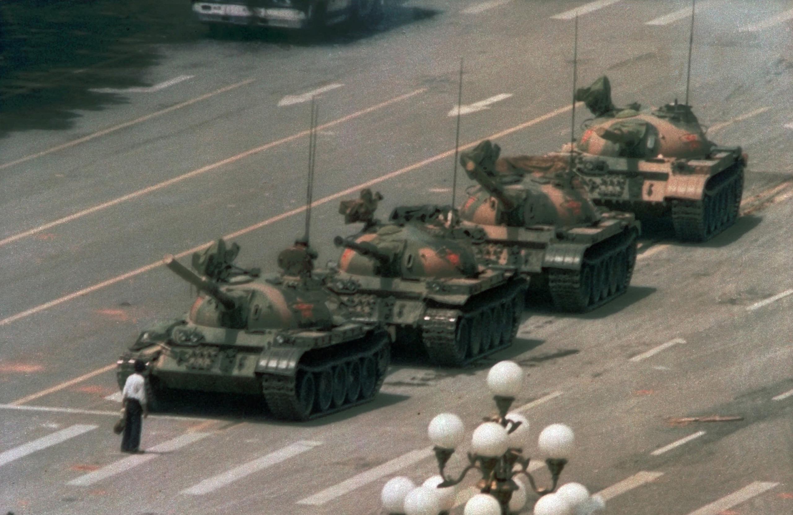 En esta fotografía del 5 de junio de 1989 un hombre se detiene frente a una hilera de tanques en la plaza de Tiananmén en Beijing.
