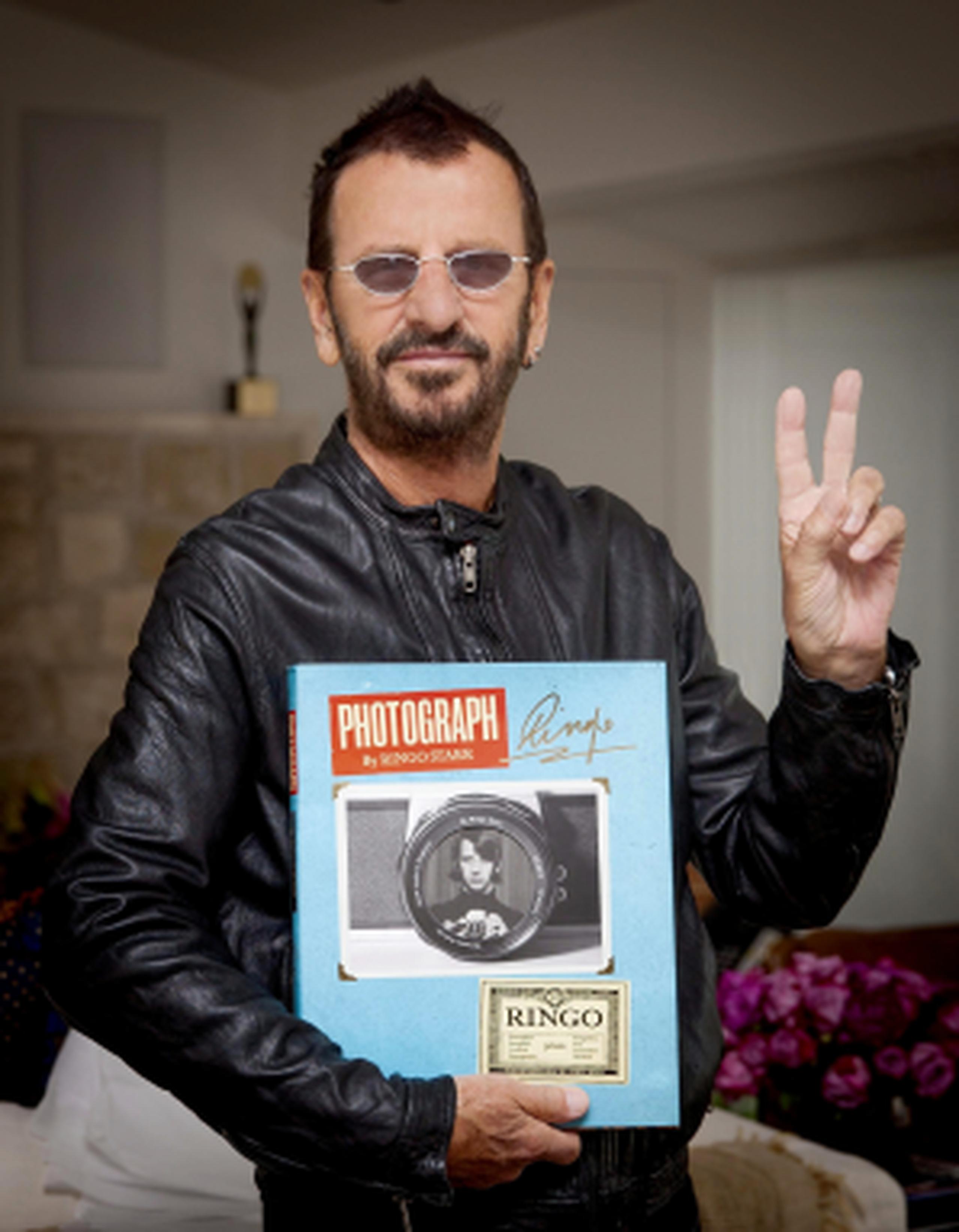 Ringo Starr posa con su nuevo libro de fotografías. (EFE)