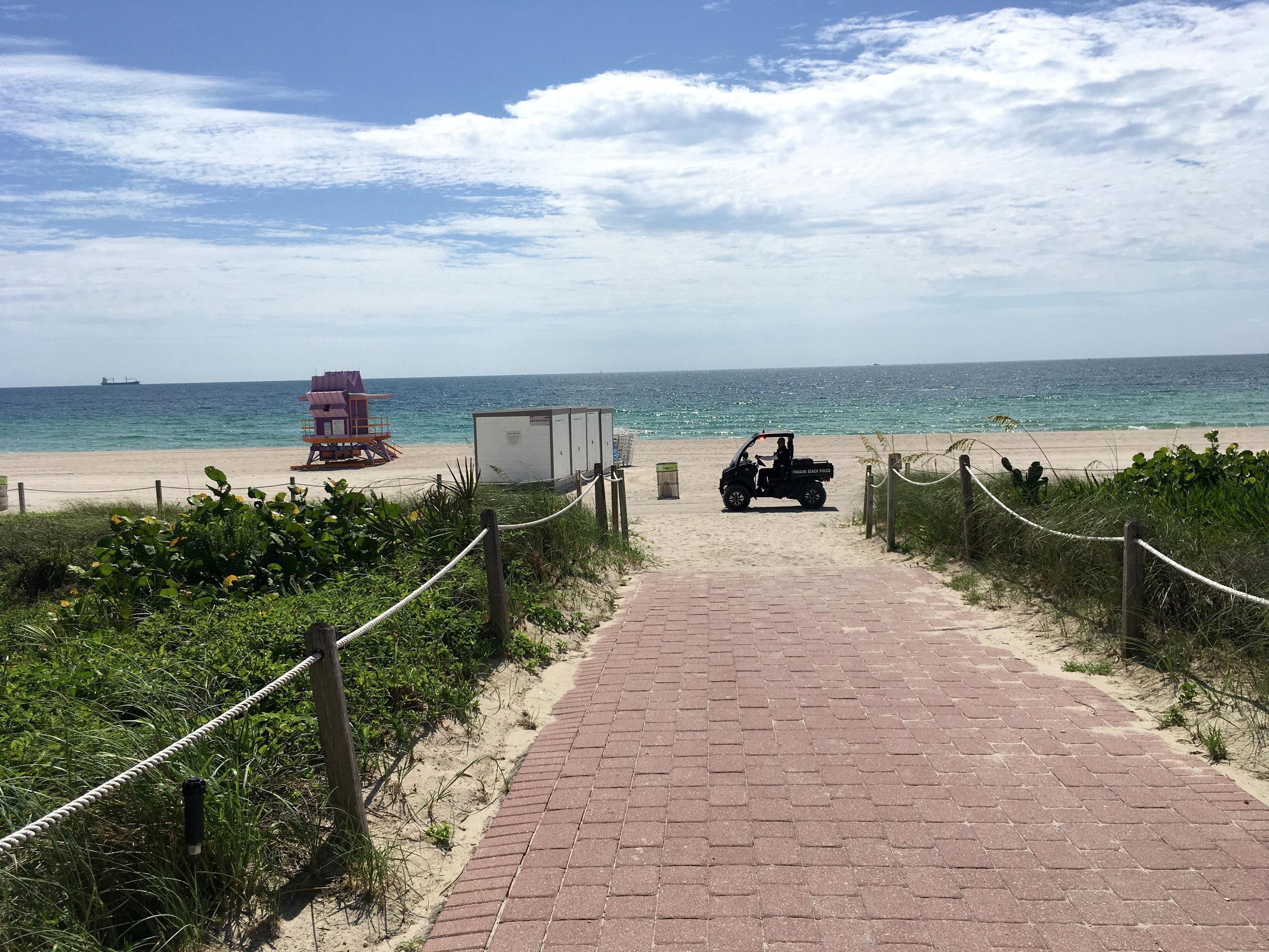 Un vehículo trabaja este martes en la preparación de la playa de Miami Beach en Florida.