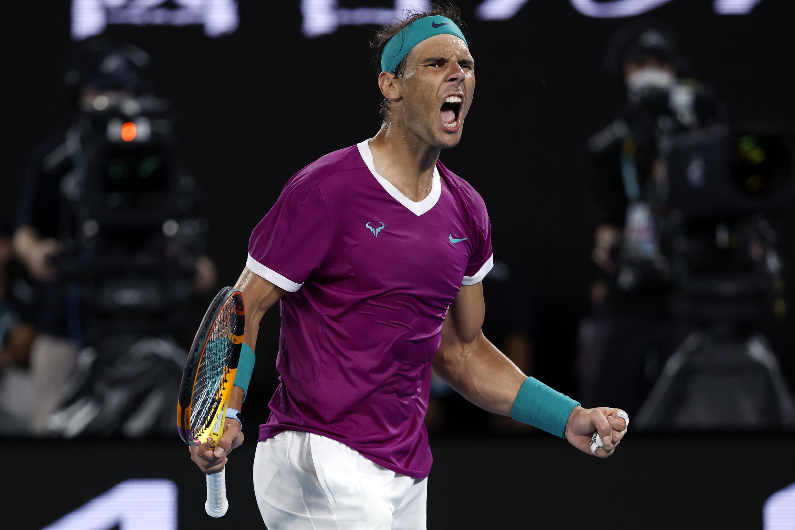 Rafael Nadal, de España, reacciona tras ganar el tercer set ante Daniil Medvedev en la final del Abierto de Australia, el domingo 30 de enero de 2022.