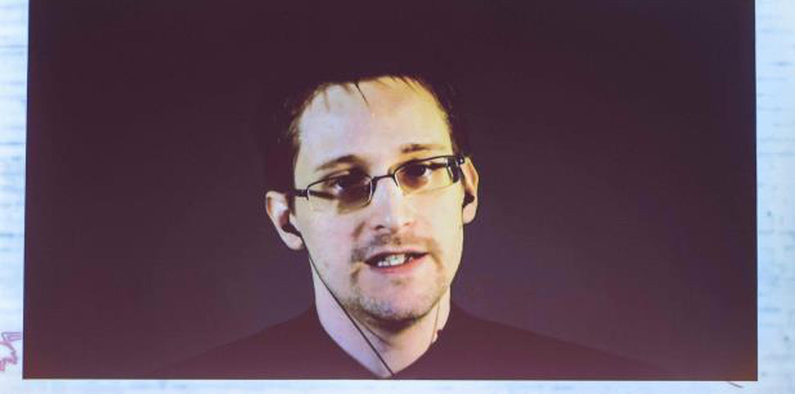 Snowden negó de nuevo estar colaborando con los servicios secretos de Rusia, pero admitió que estos intentaron reclutarlo a su llegada al país. (EFE / Ole Spata)