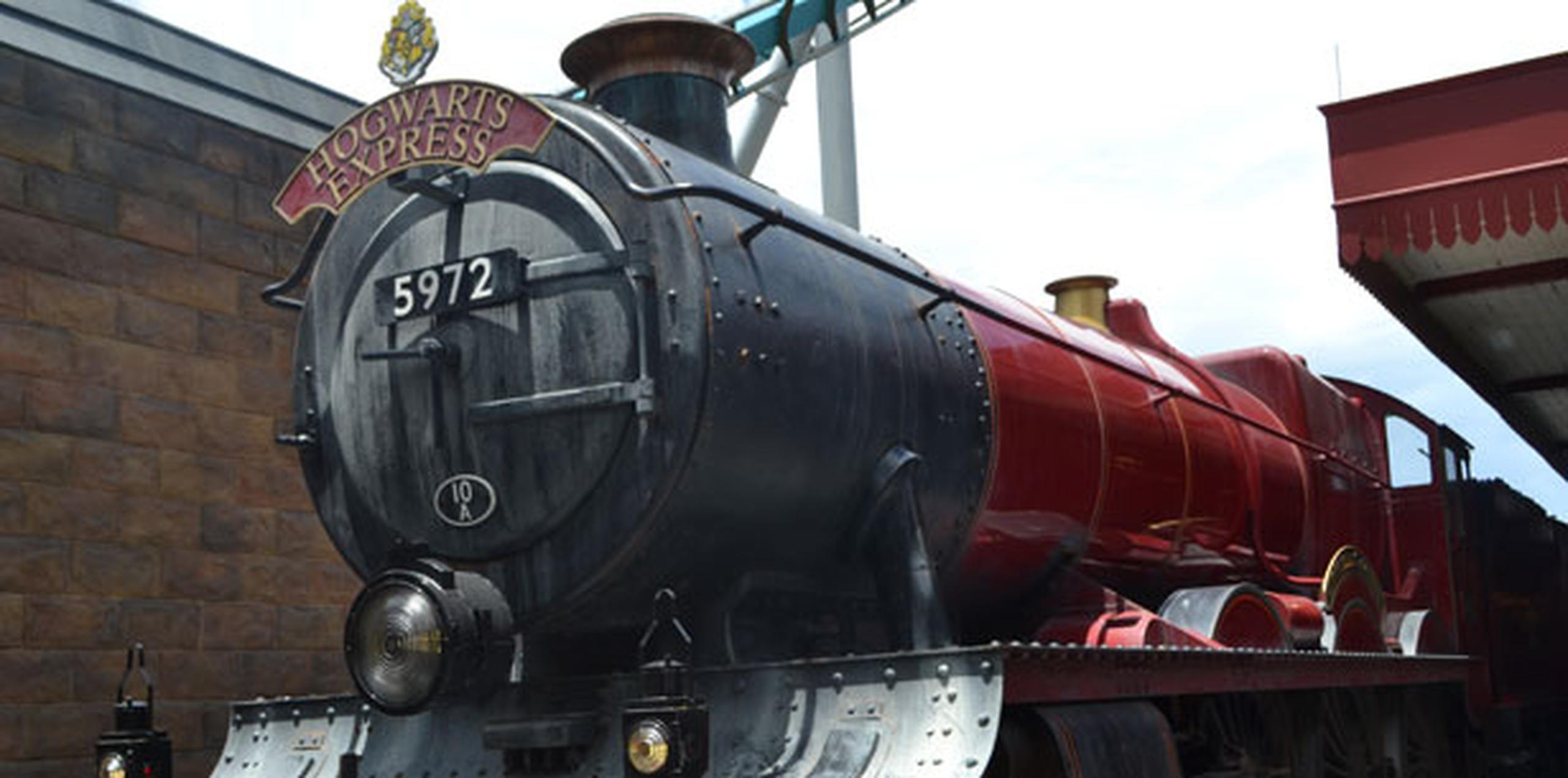 El tren que lleva a Harry Potter a la escuela es en la vida real el tren de vapor Jacobite de Escocia y el viernes, hizo una escala improvisada para recoger a una familia. (Archivo)