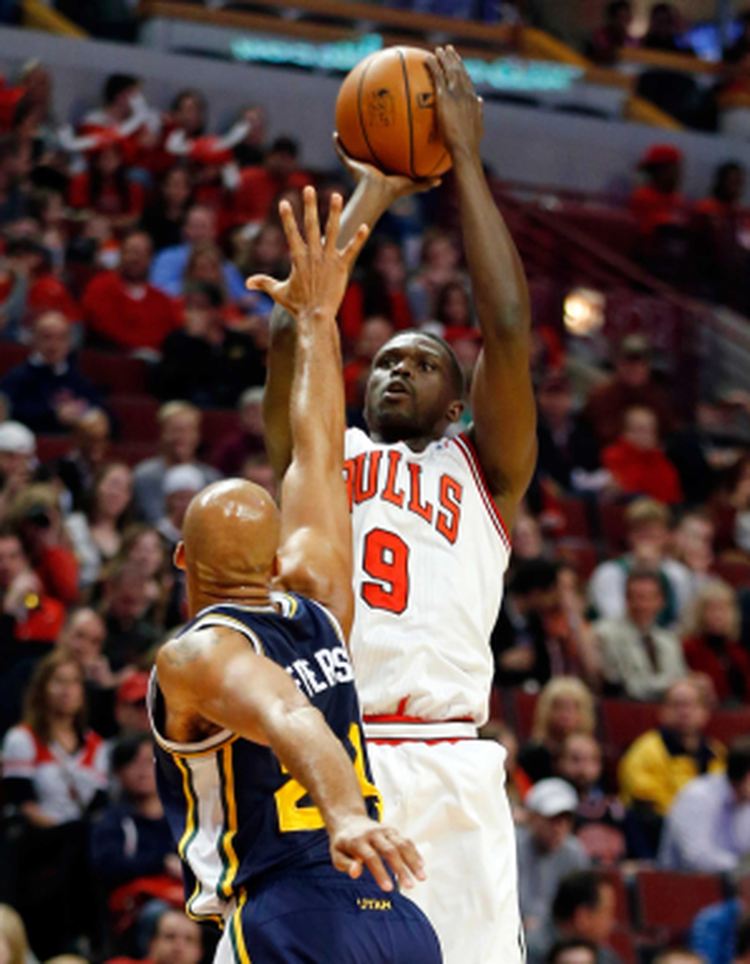 Luol Deng anotó 19 puntos y atrapó 11 rebotes en la victoria de los Bulls. (AP /Kamil Krzaczynski)