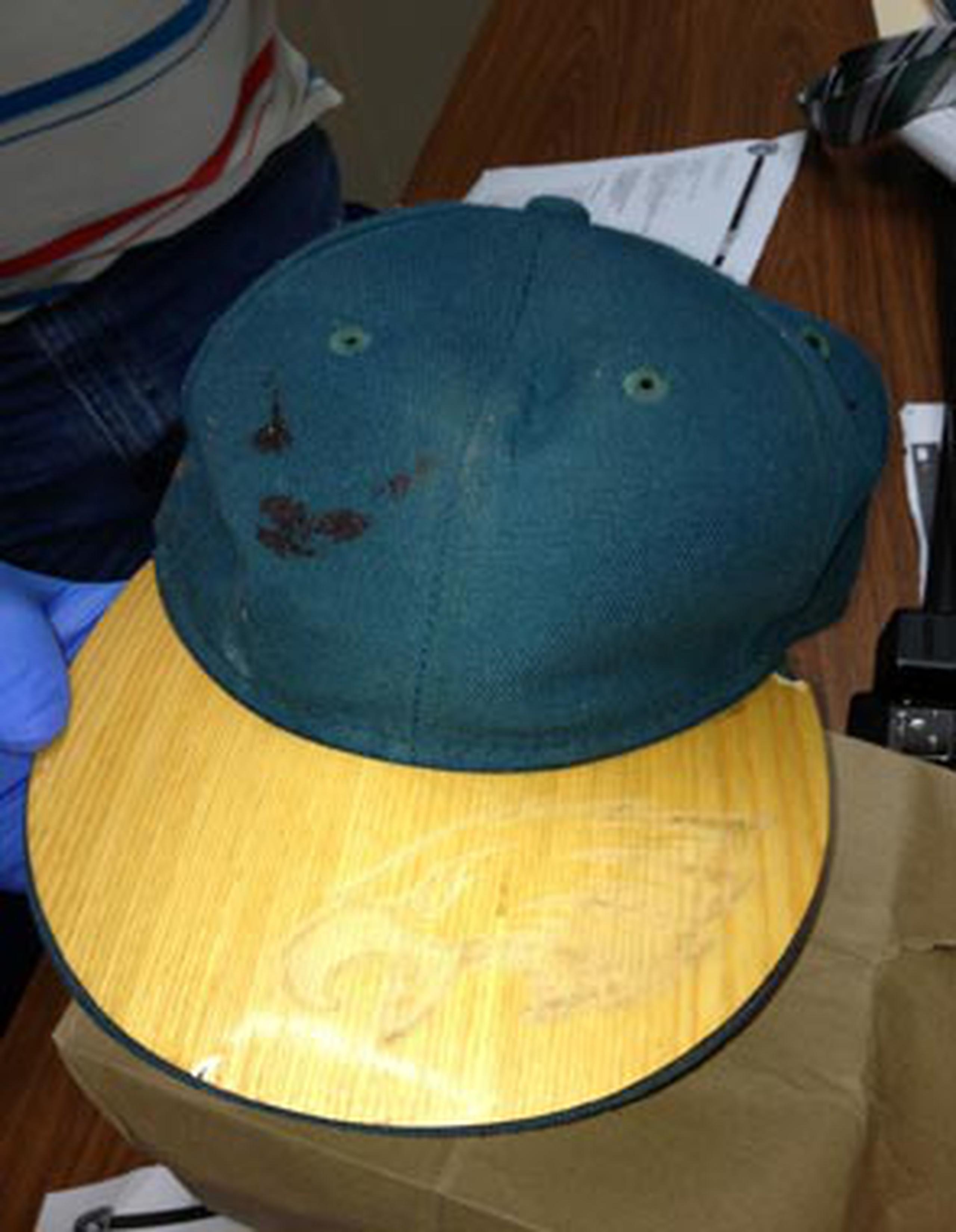 Las autoridades intentan determinar dónde se vende este tipo de gorra. (Suministrada)
