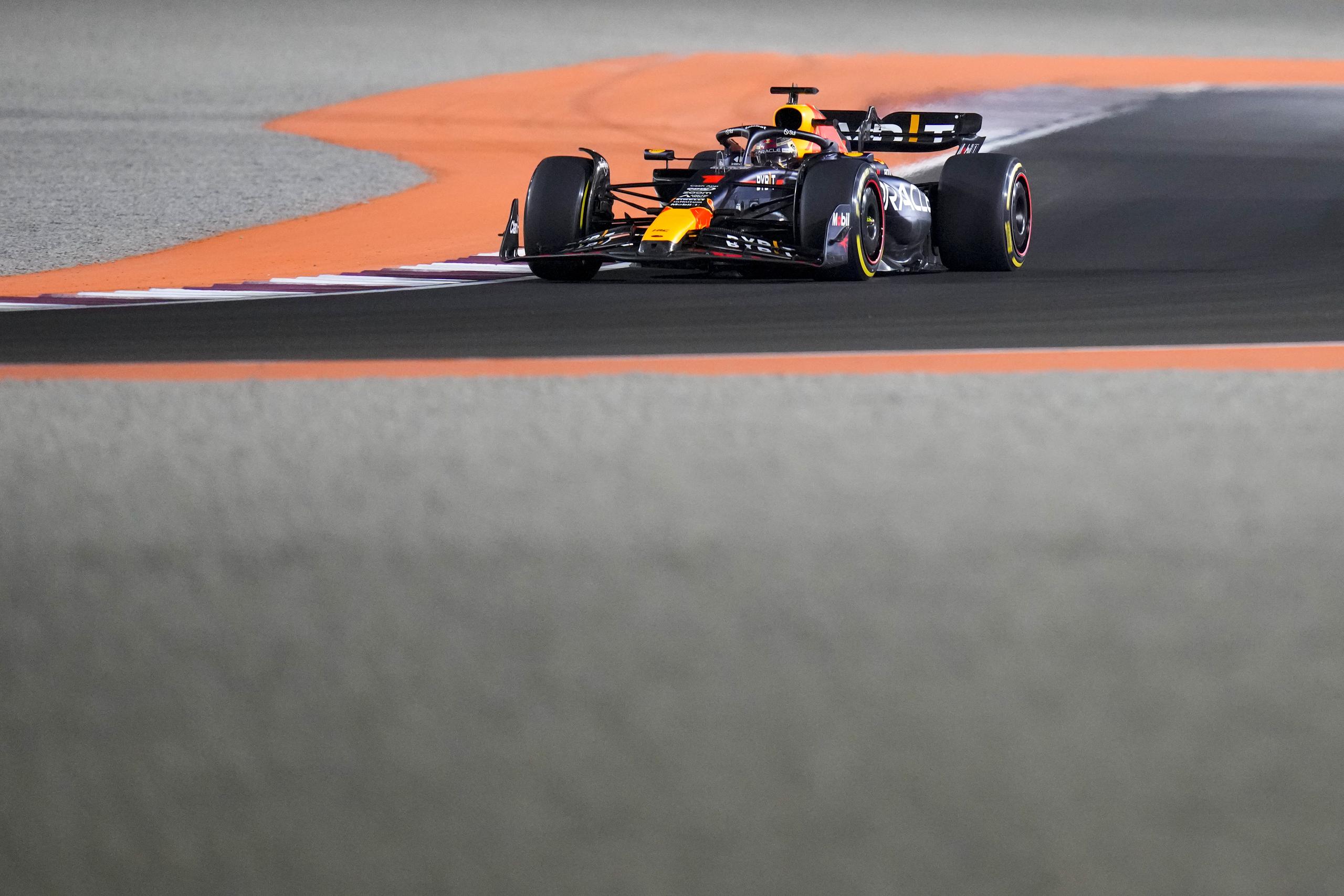 Max Verstappen conduce su Red Bull durante el Gran Premio de Qatar, el domingo 8 de octubre de 2023. (AP Foto/Darko Bandic)
