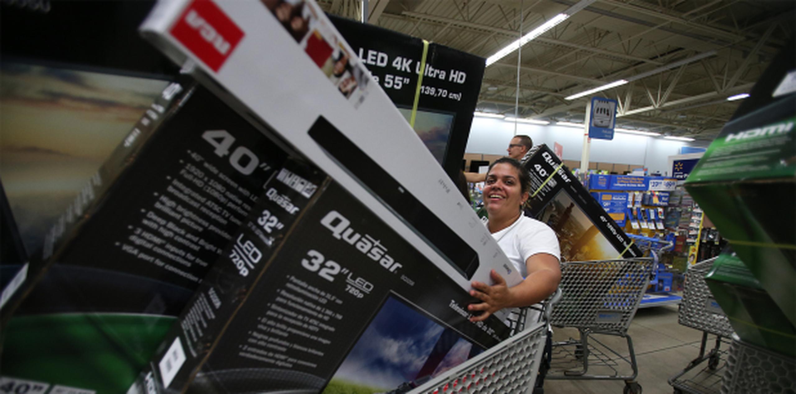 Una mujer se ve satisfecha con su selección de televisores en el Walmart de Toa Baja. (Foto/José Cruz Candelaria)