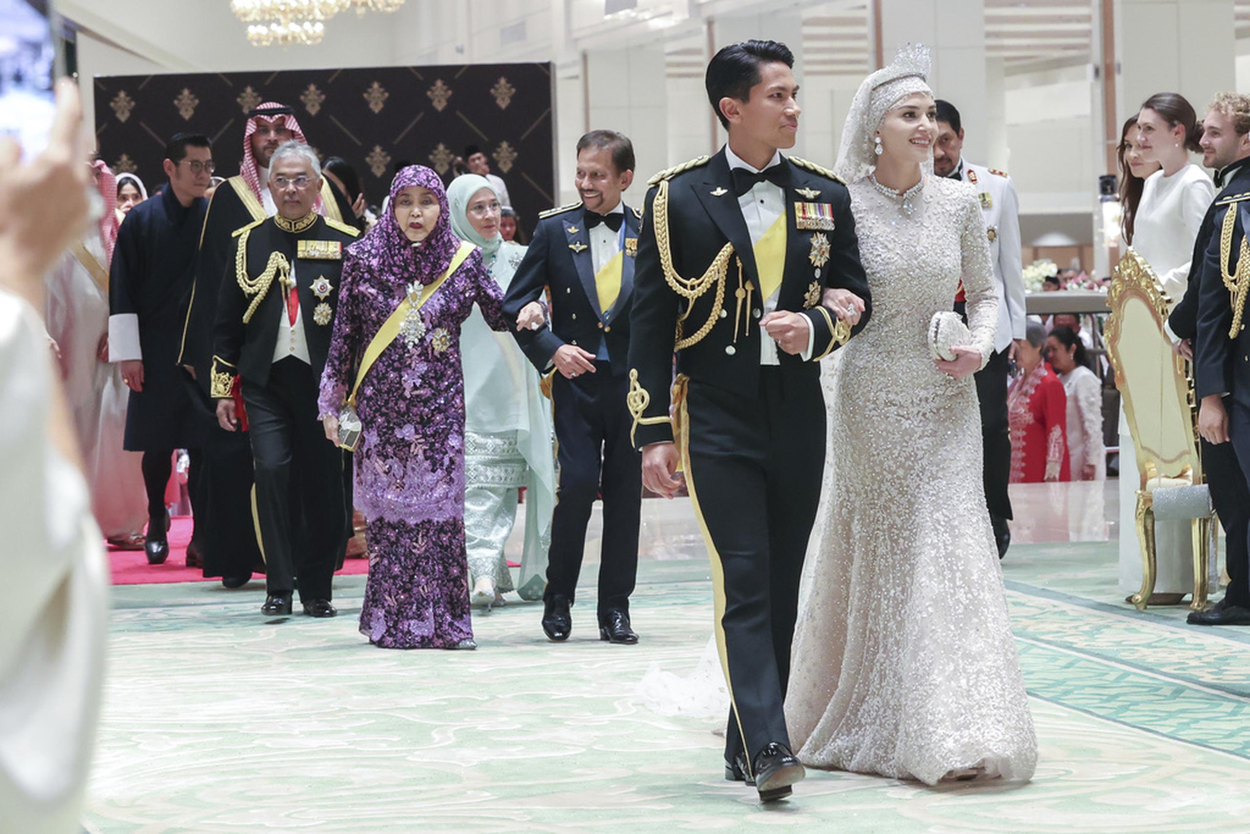 La pareja anunció su compromiso de boda el pasado octubre, lo que provocó un interés por la novia, que es nieta del consejero especial del sultán Hassanal Bolkiah, Pehin Dato Isa, y estudió en la Universidad de Bath en Reino Unido, según la revista “Squire”.