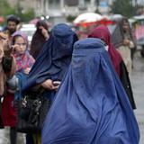 Talibán reanuda brutal castigo y azota 12 personas frente a cientos de espectadores