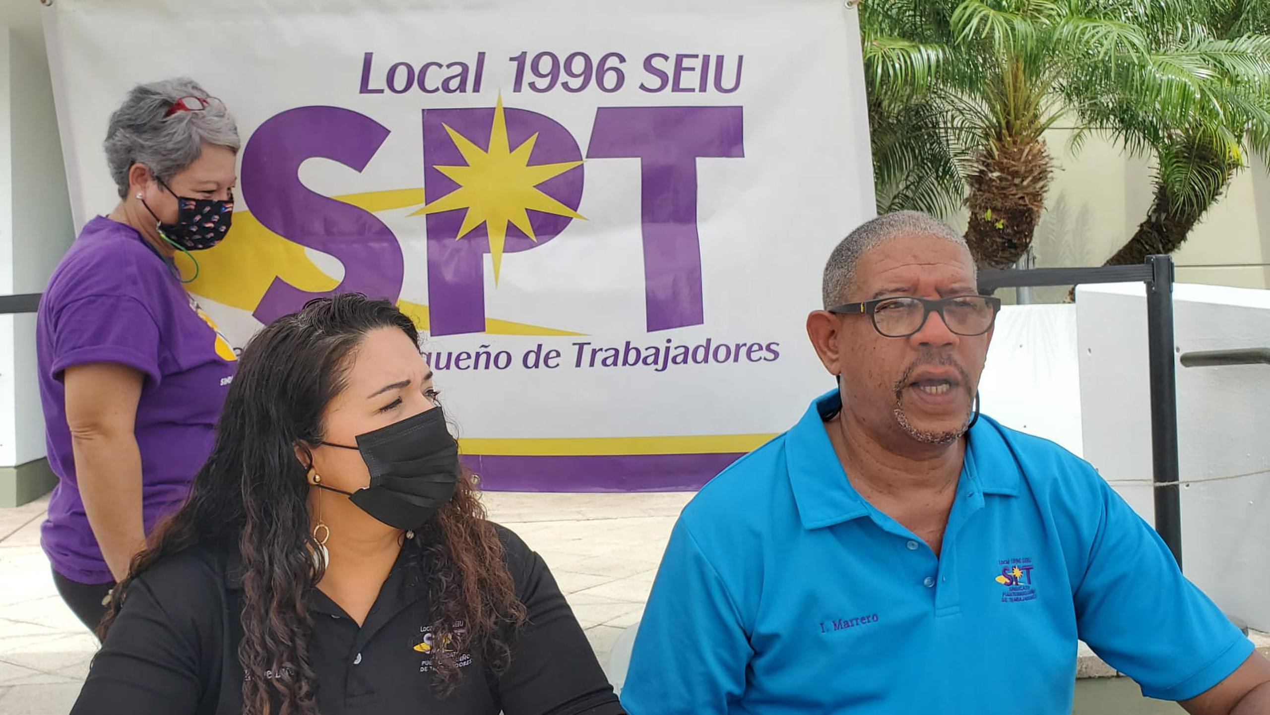 Los vicepresidentes del SPT, Karen De León e Israel Marrero, denuncian varios problemas en el Departamento de Educación ante el inicio escolar.