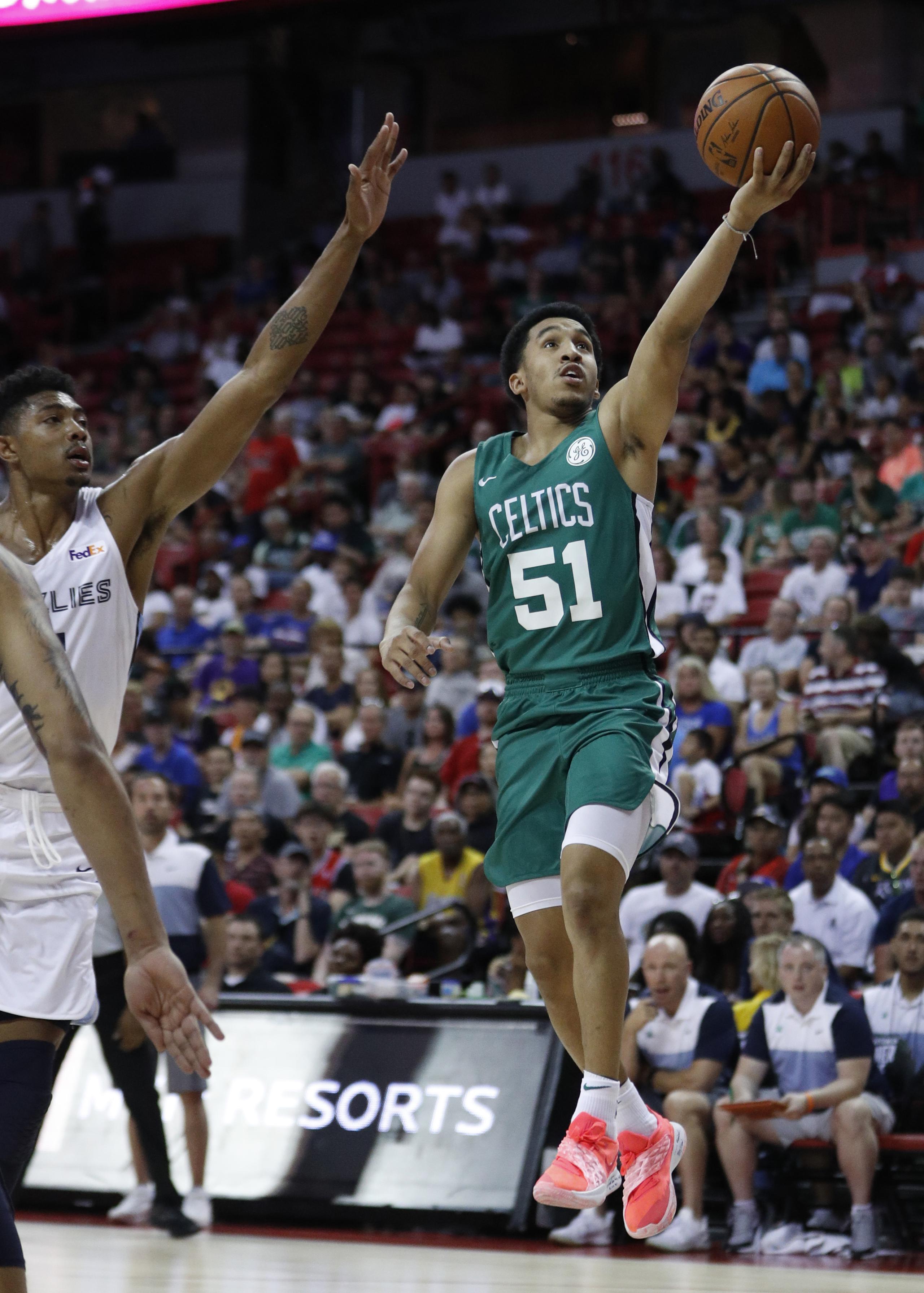 Tremont Waters, un jugador de dos vías de los Celtics de Boston, promedió 18.0 puntos, 7.3 asistencias, 3.2 rebotes y 1.9 robos de balón en 36 partidos.