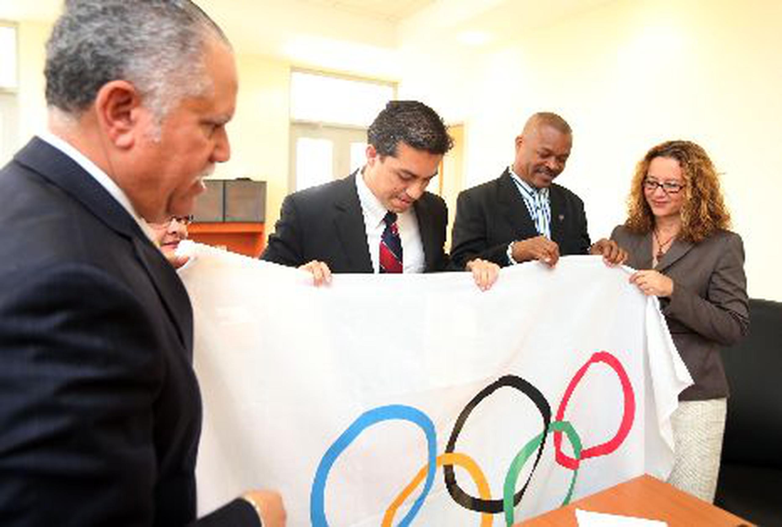 El designado secretario del Departamento de Recreación y Deportes, Ramón Orta (izq.), y la presidenta del Comité Olímpico de Puerto Rico, Sara Rosario, se reunieron ayer para discutir los planes futuros.&nbsp;<font color="yellow">(juan.alicea@gfrmedia.com)</font>